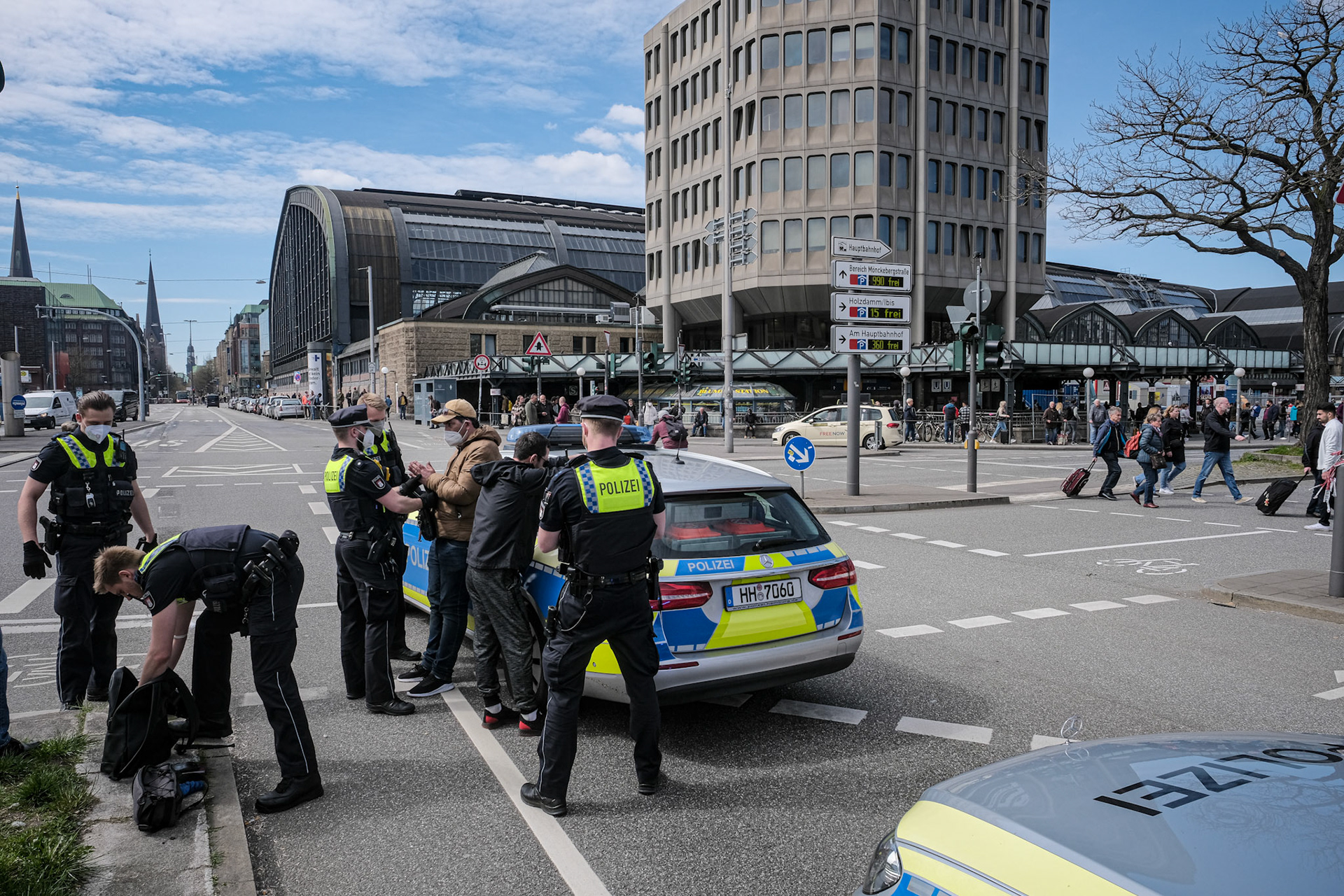 Große Aufregung am Mittwochnachmittag auf dem Steintorplatz direkt am Hauptbahnhof Hamburg: Zwei Streifenwagenbesatzungen rasten mit Sonderrechten auf die Kreuzung und stellten dort im fließenden Verkehr zwei Männer, die zuvor offenbar Kosmetikprodukte in einer Douglas-Filiale an der Mönckebergstraße gestohlen hatten. Durch den Einsatz in der Hamburger City kam der Verkehr auf der Adenauerallee zwischenzeitlich zum Erliegen. Die Beamten nahmen den beiden 39 und 45 Jahre alten Männern ihre Taschen ab, durchsuchten diese und wurden fündig. In sogenannten "Klautaschen" hatte das Duo vier Parfums. Die speziellen Taschen waren so präpariert, das in der Parfümerie kein Alarm ausgelöst wurde, als die Männer den Laden mit dem Diebesgut verließen und zu Fuß flüchteten. Der Ladendetektiv der Douglas-Filiale hatte die Täter verfolgt und die Polizei alarmiert. "Beide Männer wurde vorläufig festgenommen", so Kaluza. Sie sollen nun einem Haftrichter vorgeführt werden.