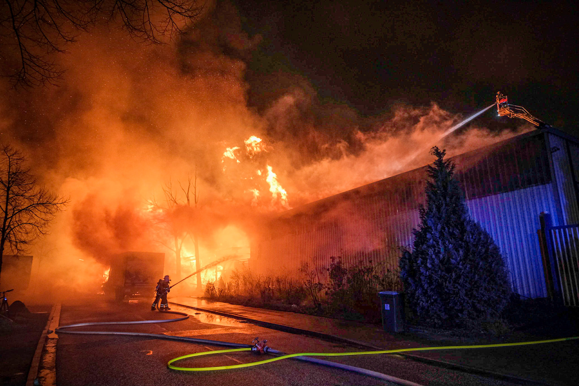 Großeinsatz in der Nacht von Mittwoch auf Donnerstag. Aus noch unbekannten Gründen waren neben einer Lagerhalle an der Straße Am Diebsteich Paletten in Brand geraten. Das Feuer breitete sich rasch aus. Es brannte das rund 200 Quadratmeter große Gebäude schon kurz nach der ersten Alarmierung "in voller Ausdehnung", es wurden weitere Einsatzkräfte nachalarmiert. Zwischenzeitlich waren fünf Löschzüge der Berufsfeuerwehr und mehrere Freiwillige Feuerwehren mit mehr als 100 Feuerwehrleuten gleichzeitig im Einsatz. Doch auch sie konnten eine Ausbreitung des Feuers nicht vollständig verhindern, es gerieten weitere Hallen in Brand. Zwischenzeitlich bestand akute Explosionsgefahr, weil einer der Betriebe, die auf dem verschachtelten Grundstück direkt aneinander grenzen, Gasflaschen zu seinen Lagerbeständen zählt. Für Anwohner, die ihre Häuser verlassen mussten, stand ein Großraumrettungswagen zur Verfügung. Ein Feuerwehrmann wurde leicht verletzt, ansonsten sind bisher keine Personenschäden bekannt. Wie hoch der Sachschaden ist, ist noch nicht abzusehen.