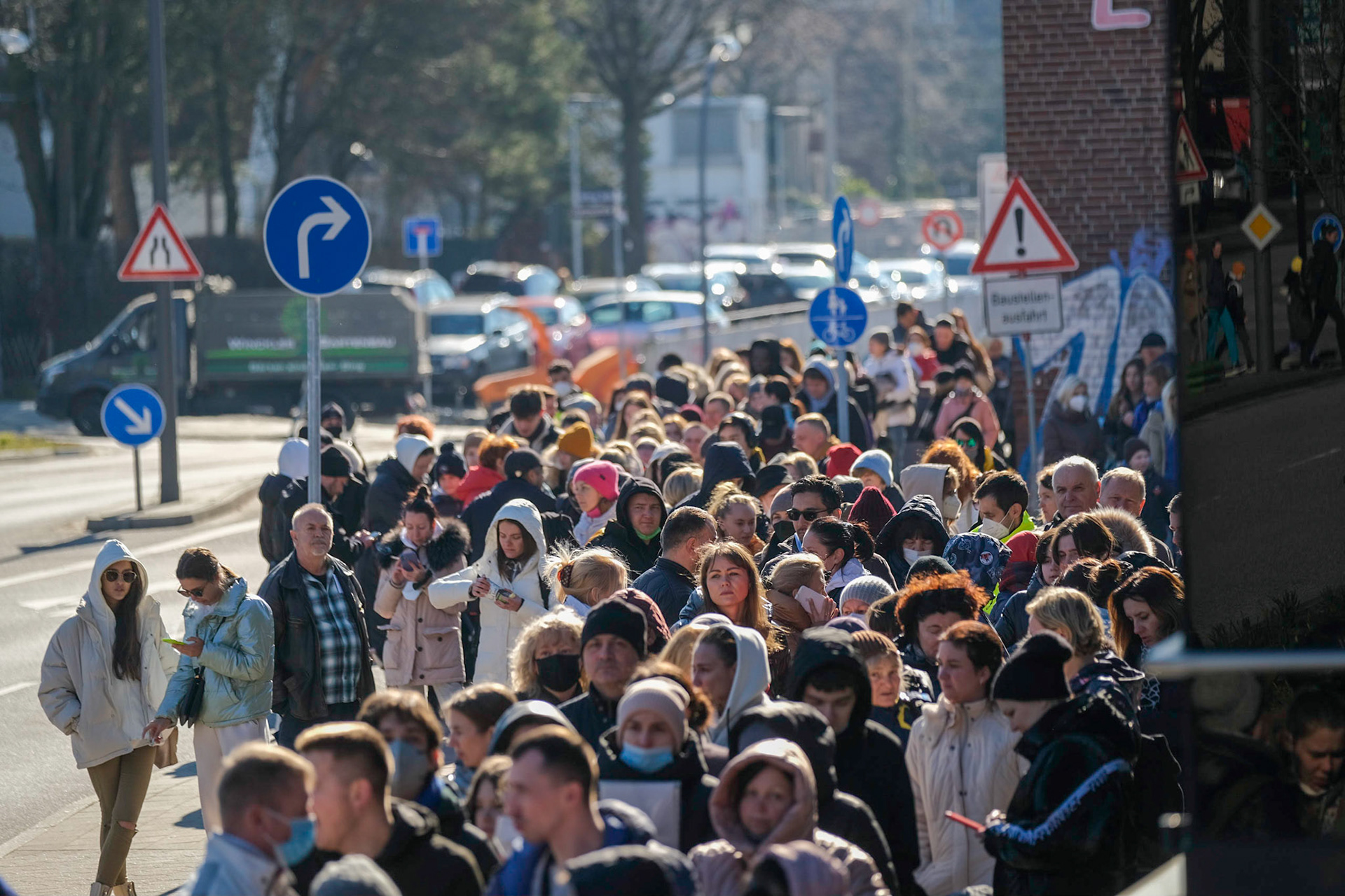 Hunderte ukrainische Flüchtlinge haben am Mittwochvormittag in Hamburg in einer etwa 250 Meter langen Schlange vor der neuen Registrierungsstelle im Amt für Migration auf ihre Erfassung gewartet. Alles verlaufe in geordneten Bahnen, sagte ein Sprecher der Innenbehörde. Flüchtlinge, die bereits über eine private Unterkunft verfügen, können sich nun auch in der Hammer Straße in Wandsbek registrieren lassen.