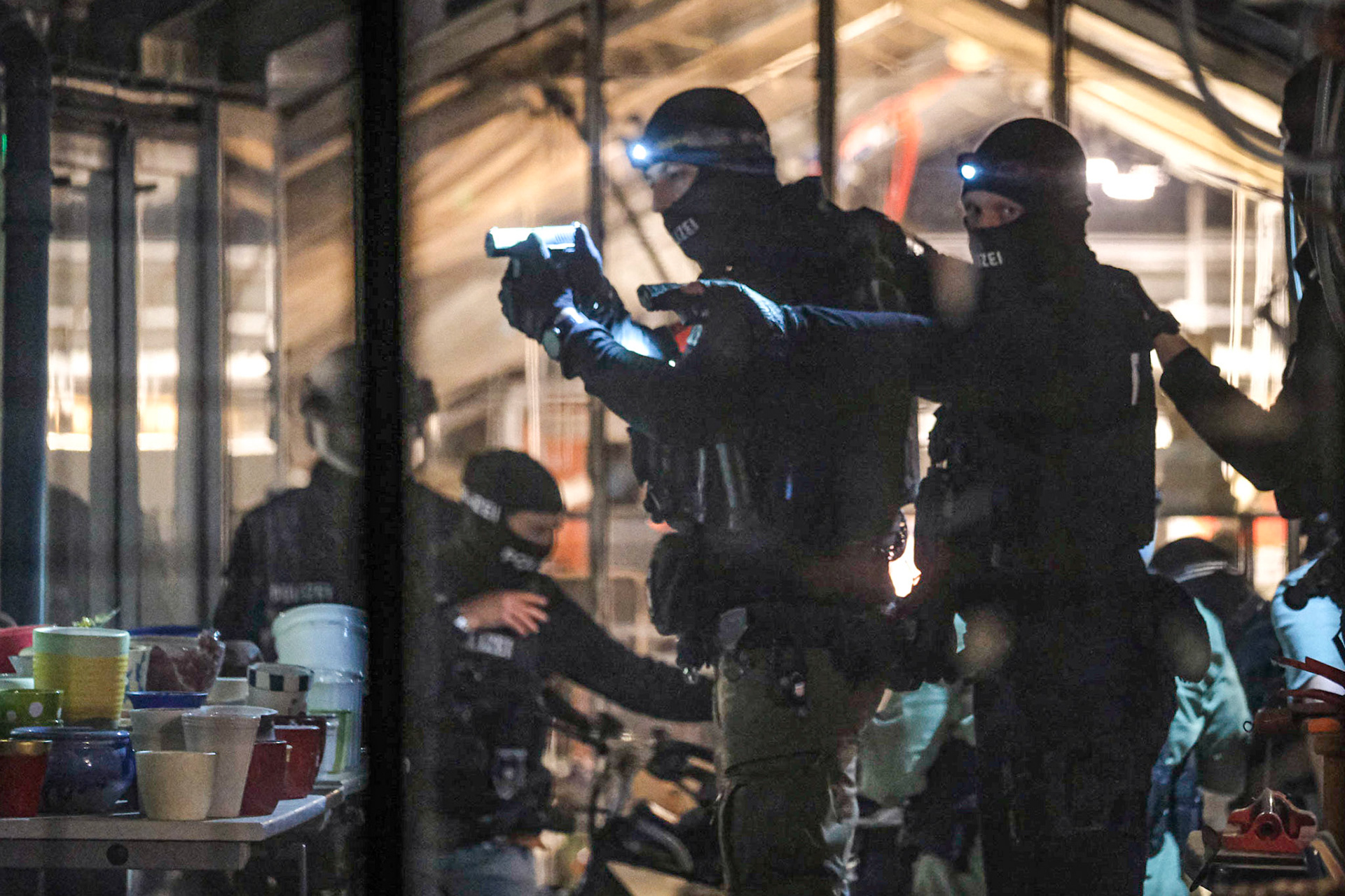 Mit gezogenen Waffen stürmen Beamte der Hamburger Polizei am Freitagabend den "Floh-Markt", ein Geschäft für Trödel und Schnäppchen, an der Bargteheider Straße in Hamburg-Rahlstedt. Der Verdacht: Drogenhandel im großen Stil. Die Razzia begann um 22.25 Uhr. Drogenfahnder des Landeskriminalamtes, Zivilfahnder des Polizeikommissariates 38 und Bereitschaftspolizisten durchkämmten die ehemalige Gärtnerei und stellten schließlich eimerweise Drogen sicher. Vorläufige Bilanz der Durchsuchung, die um 0.26 Uhr beendet war: 2,2 Kilogramm Marihuana, ein Kilogramm Haschisch und Bargeld wurden sichergestellt. Vor Ort trafen die Drogenfahnder sechs Männer an. Einer von ihnen, ein 38-Jähriger, gilt als Hauptverdächtiger und wurde vorläufig festgenommen. Er wurde nach erkennungsdienstlichen Maßnahmen wieder auf freien Fuß gesetzt, weil keine Haftgründe vorlagen. Die anderen fünf Männer wurden nach der Überprüfung ihrer Personalien wieder freigelassen. Die Ermittlungen des Drogendezernats im Hamburger Landeskriminalamt dauern an.