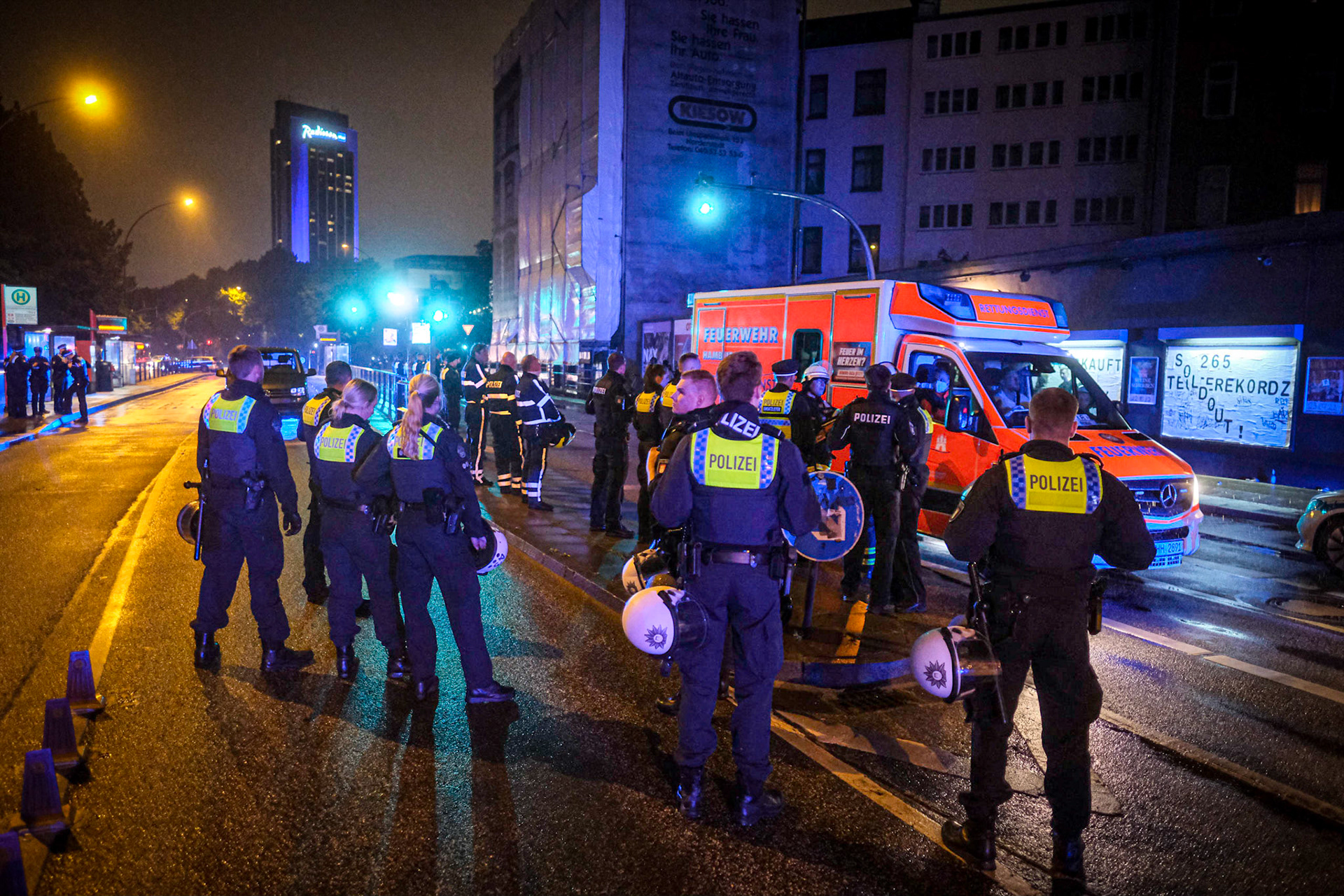 Vor dem Musikclub Logo an der Grindelallee in Rotherbaum hat es am Donnerstagabend eine Massenschlägerei zwischen Fußballfans gegeben. Die Polizei rückte mit einem Großaufgebot an. Wie der Lagedienst der Polizei mitteilte, hatte eine Gruppe von HSV-Fans ein Konzert im Club besucht. An der Auseinandersetzung waren zwischen 100 und 150 Menschen beteiligt. Auslöser war eine Band, die während ihres Konzertauftritts „Viva HSV“ geschrien haben soll. Daraufhin hätten die 30 bis 40 anwesenden Fans des FC St. Pauli etwa 60 Fans des HSV angegriffen. Die alarmierten Einsatzkräfte konnten die Schlägerei beenden. Etwa zehn Personen seien verletzt worden. Drei Personen wurden in Gewahrsam genommen. Im Logo war am Donnerstagabend die Band Teuterekordz im Rahmen ihrer "Asozial statt National Tour" aufgetreten. Das Konzert war ausverkauft. Der Polizeieinsatz dauerte bis nach Mitternacht.