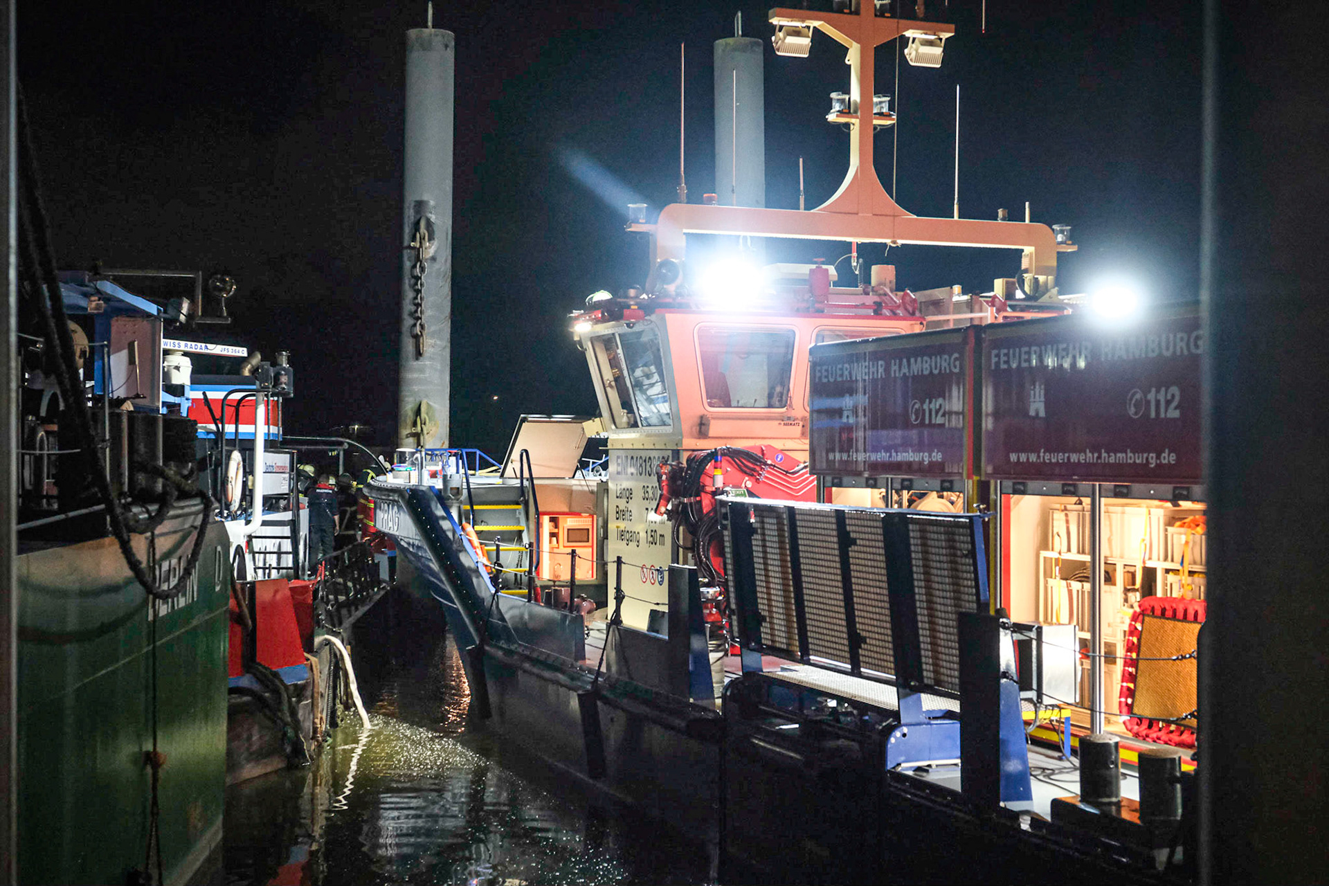 In der Billwerder Bucht ist es am Montagabend zu einer Schiffskollision gekommen. Gegen 22.11 Uhr hatte das tschechische Binnenmotorschiff "Alexis" versucht, an der Wassertreppe am Ausschläger Elbdeich anzulegen. Beim Anlegemanöver rammte das 81 Meter lange Schiff den Schubverband. Dabei entstand an diesem ein etwa 70 Zentimeter langer Riss unterhalb der Wasserlinie. Nach Angaben der Feuerwehr waren 30 Einsatzkräfte vor Ort, die mit Wasserpumpen ein Sinken des Schiffes verhindern konnten. Taucher der DLRG brachten ein Lecksegel an, um den Riss in der Außenhaut des Schubverbandes zu reparieren.