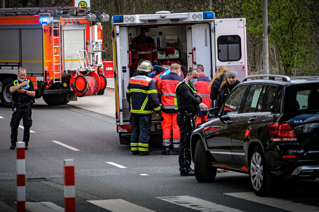 Dramatischer Verkehrsunfall am Sonnabendnachmittag in Hamburg. Nachdem ein vierjähriges Kind gegen 16:23 Uhr die Meiendorfer Weg auf der Höhe des Bahnhofs auf einem Zebrastreifen überqueren wollte, konnte eine Autofahrerin nicht mehr rechtzeitig bremsen. Wie die Polizei mitteilte, wurde das Kind bei dem Unfall nicht lebensgefährlich verletzt. Es wurde mit einem Rettungswagen und Notarztbegleitung ins Krankenhaus gebracht. Wie genau es zu dem Unfall kam, ist bisher noch unklar. Der Verkehrsunfalldienst der Polizei ist zur Ermittlung des Geschehens vor Ort, die Meiendorfer Weg auf Höhe des Bahnhofs gesperrt.