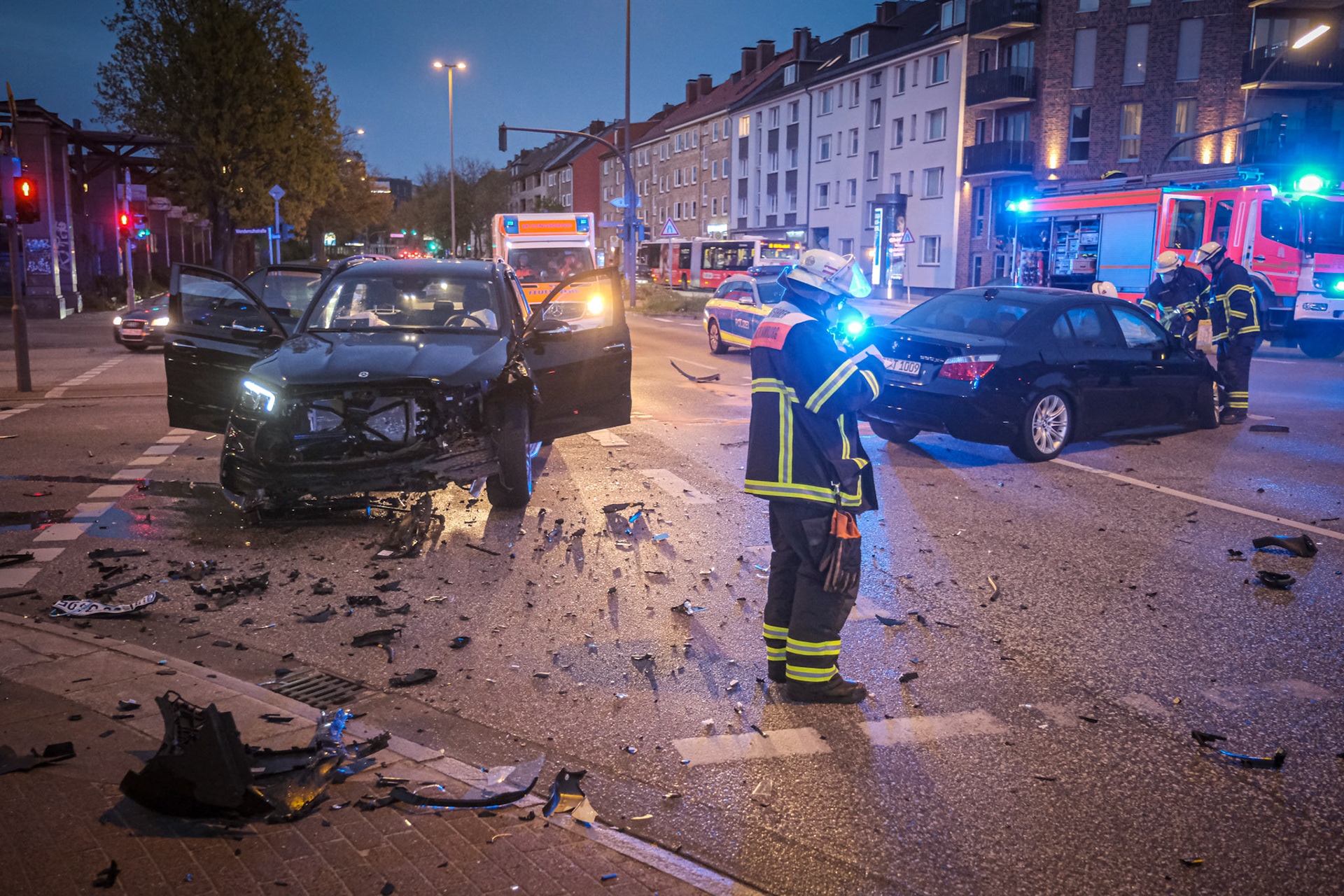 Reichlich Trümmerteile verteilten sich derweil auch in Wandsbek auf der Kreuzung Wendemuthstraße / Ecke Rüterstraße nach einem schweren Unfall. Nach ersten Erkenntnissen der Polizei sind dort zwei Pkw zusammengestoßen. Verletzt wurde offenbar niemand. Die Feuerwehr war mit zwei Löschfahrzeugen vor Ort und nahm auslaufende Betriebsstoffe auf. Der Unfallhergang ist noch unklar. Während der Bergungsarbeiten war die Rüterstraße stadteinwärts gesperrt.