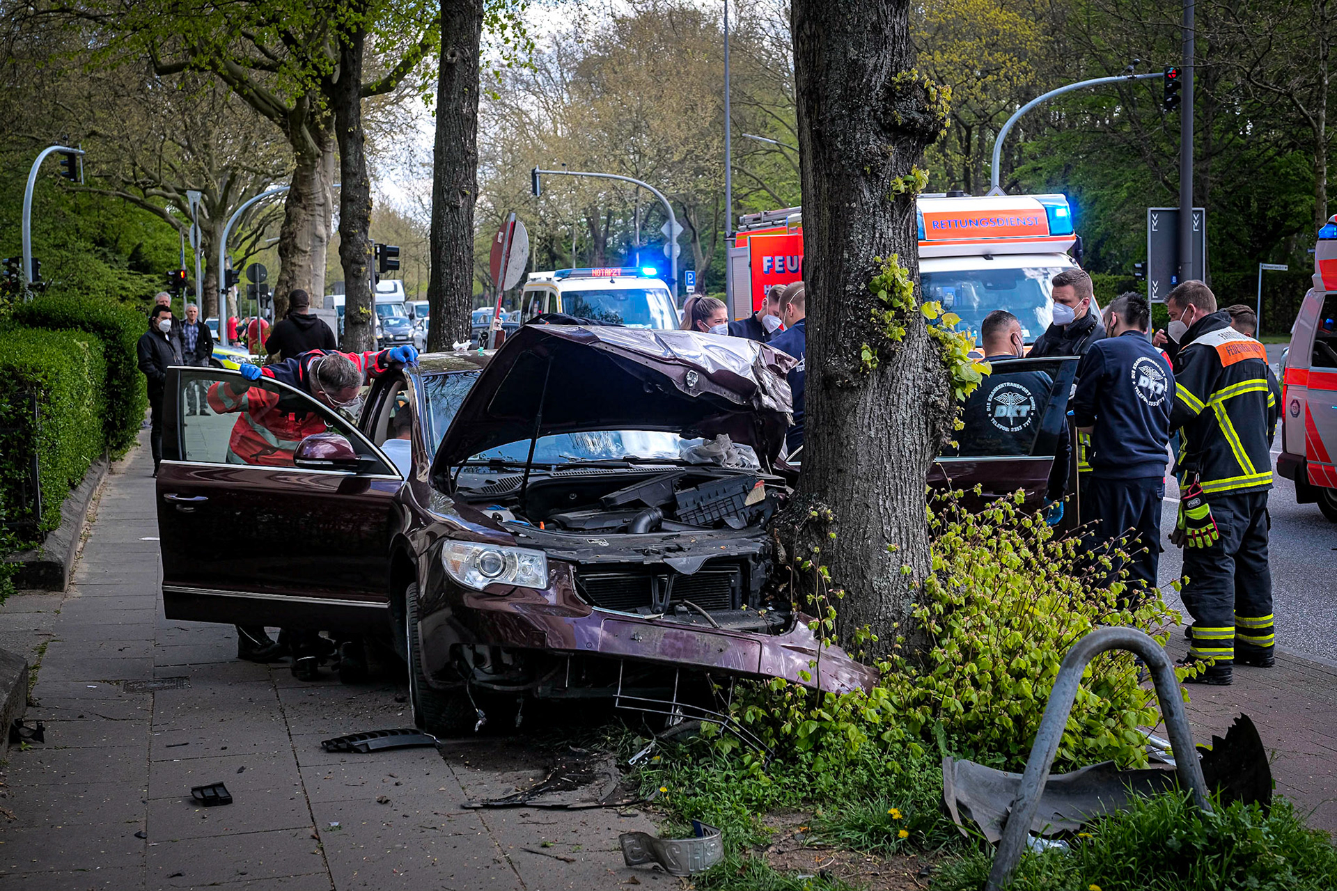 Ein etwa 70 Jahre alter Mann ist am Dienstag um 13 Uhr mit seinem Skoda nach rechts von der Fahrbahn abgekommen und ungebremst gegen einen Baum gekracht. Die Feuerwehr musste den Mann aus seinem Fahrzeug befreien. Er kam unter Begleitung eines Notarztes in ein Krankenhaus. Über die Schwere seiner Verletzungen ist noch nichts bekannt, sein Kreislauf ist nach Angaben der Feuerwehr aber stabil. Ebenso unklar ist, weshalb der Mann von der Straße abkam. Die Polizei hatte die Sievekingsallee zunächst einspurig gesperrt.