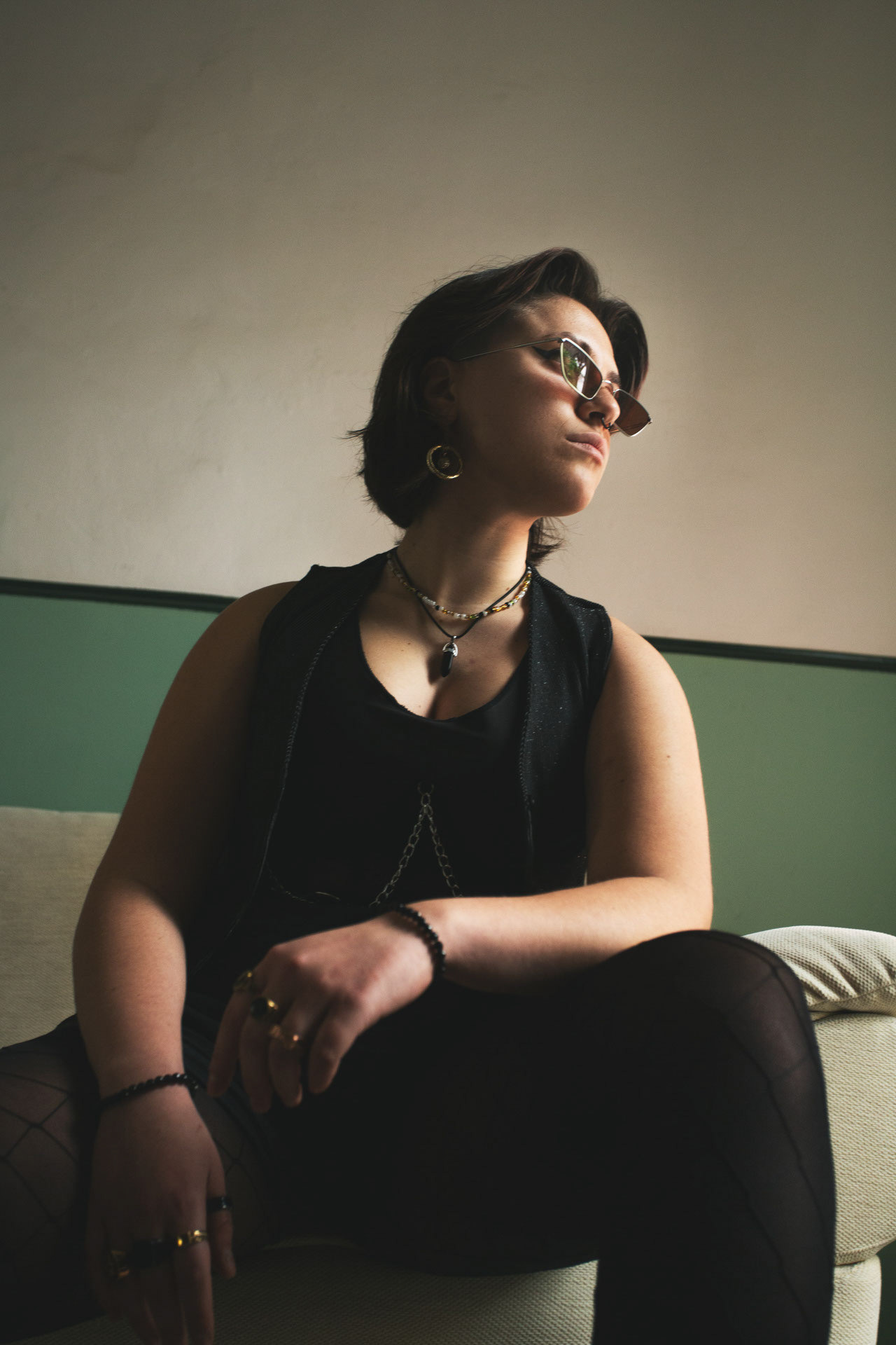 Her family, attached to traditional views, struggles to understand her genderfluid identity. Their attitudes, often marked by misunderstanding and indifference, make her feel invisible and unheard, but little by little, thanks to Veronica's own help, they begin to understand and free themselves from the prejudices of the past.