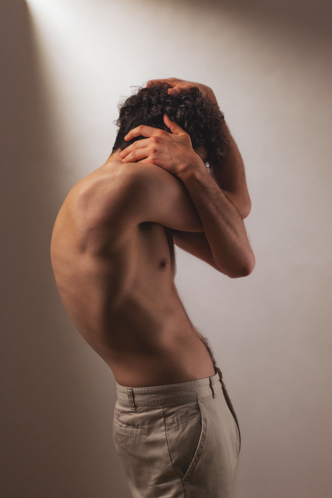 At the age of 18, this anonymous boy's life took a significant turn with his coming out. From that moment on, he found a sense of belonging and self-expression within the LGBTQIA+ community. However, his desire to feel accepted and appreciated led him to develop a problematic relationship with his body and with food.