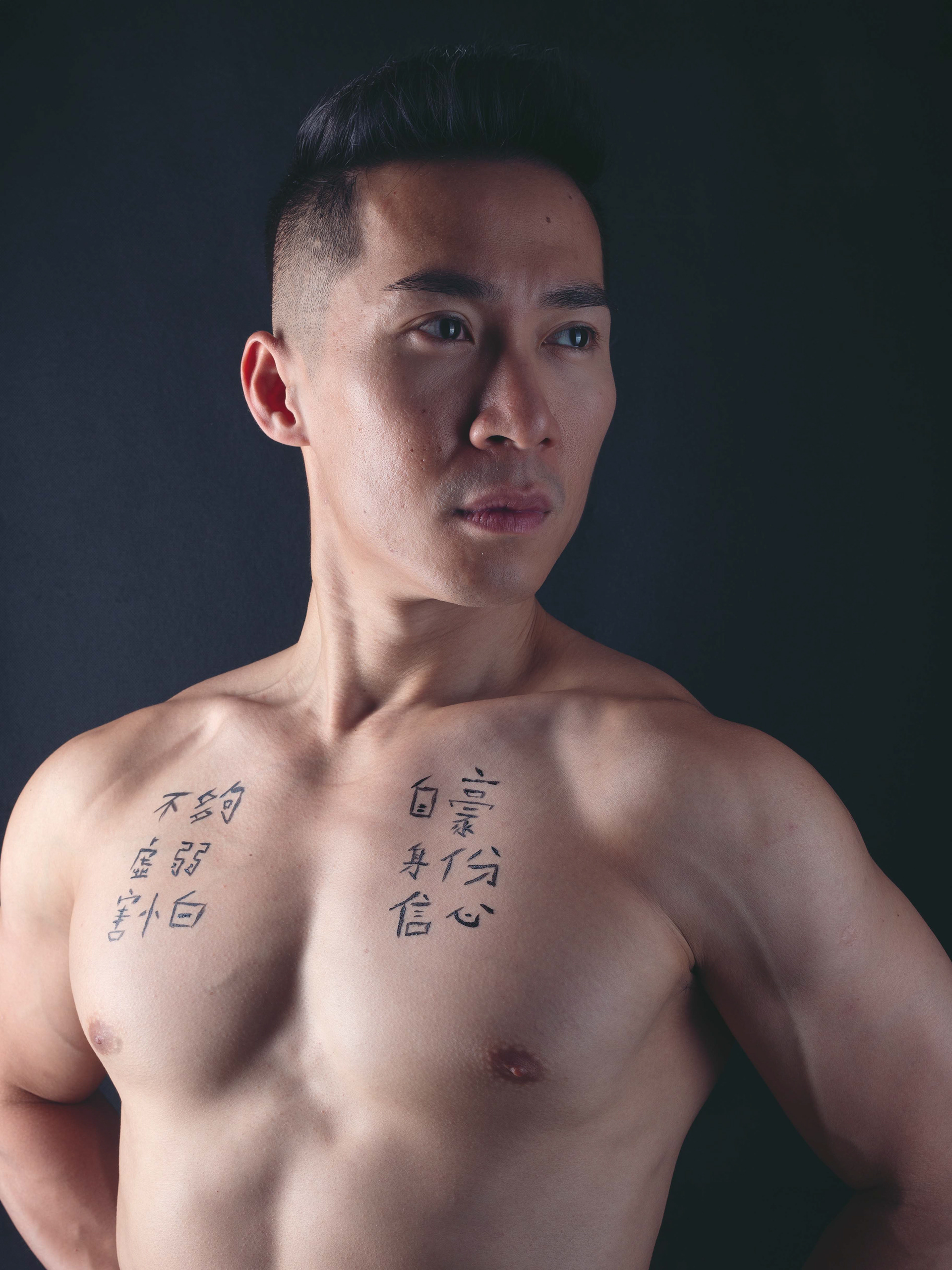 Connor has struggled with his body image since the age of 18. Entering the modeling world exposed him to rigid and unexpected beauty standards, pushing him to force his body to conform to unattainable standards. Bulimia became his refuge, a coping mechanism to manage anxiety and the insecurity of not being enough.