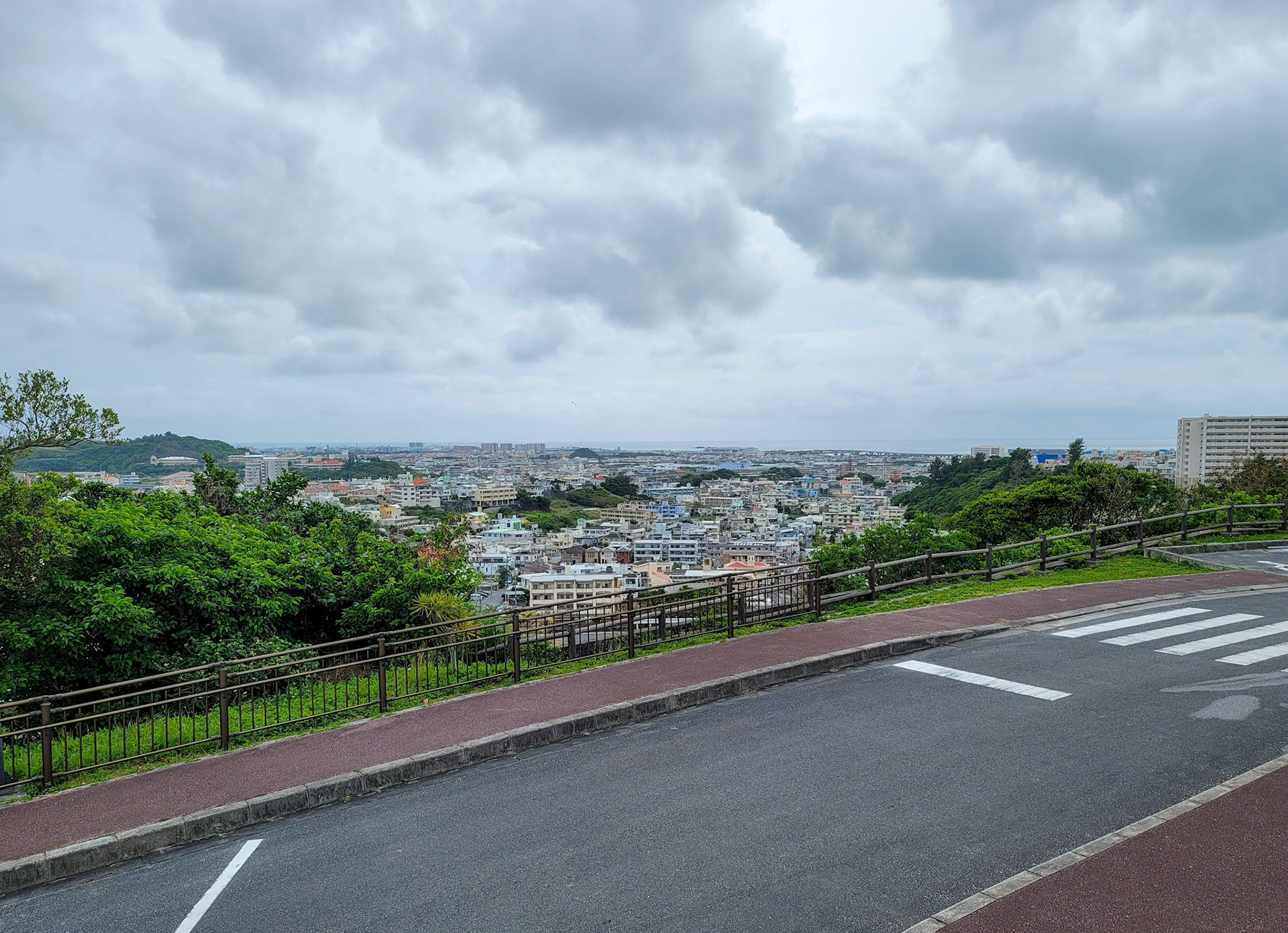 旧海軍司令部壕前より