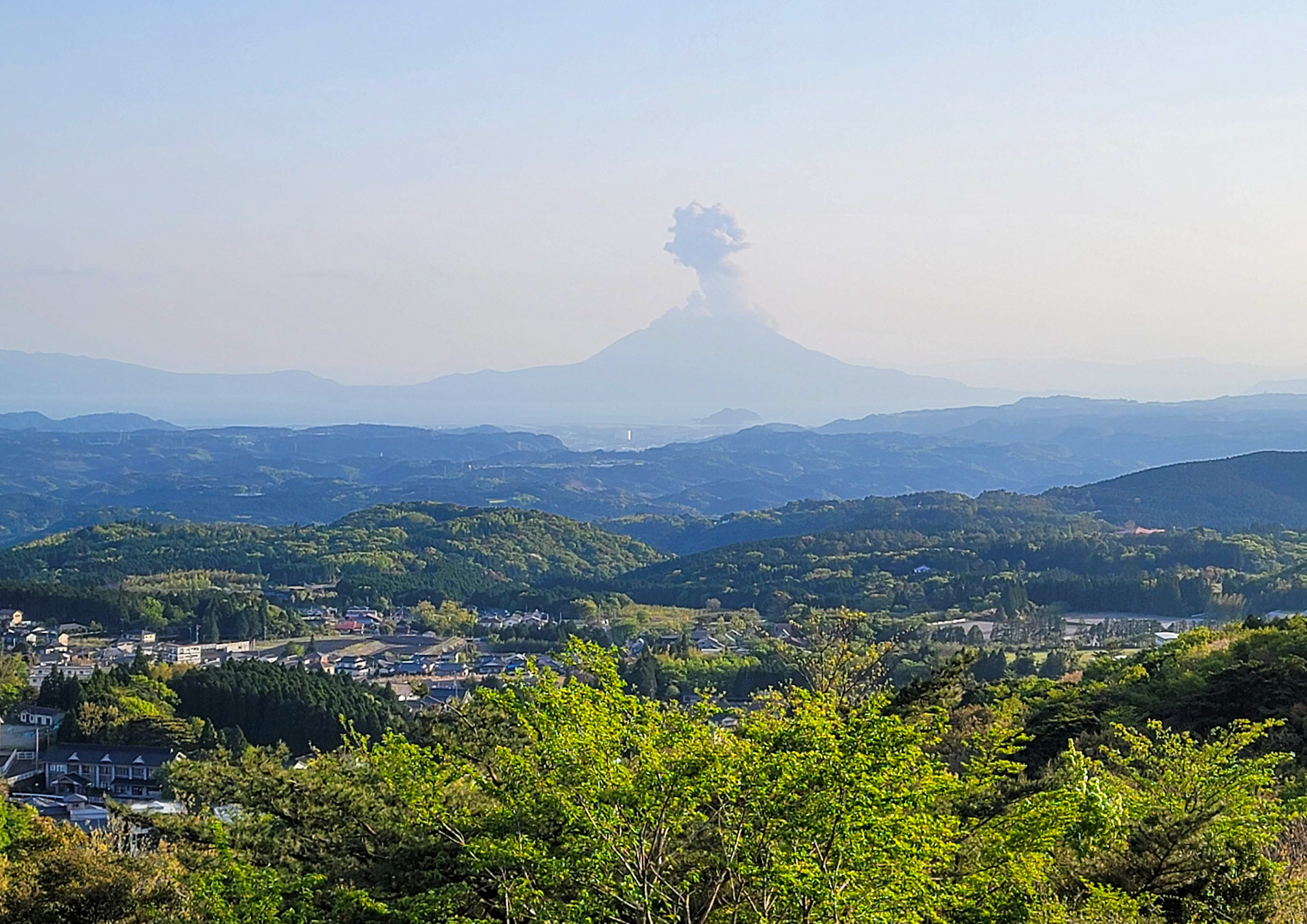 霧島温泉郷から桜島の噴火を遠望