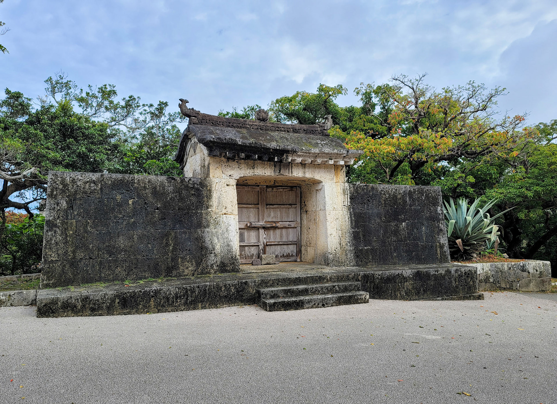 園比屋武御嶽石門