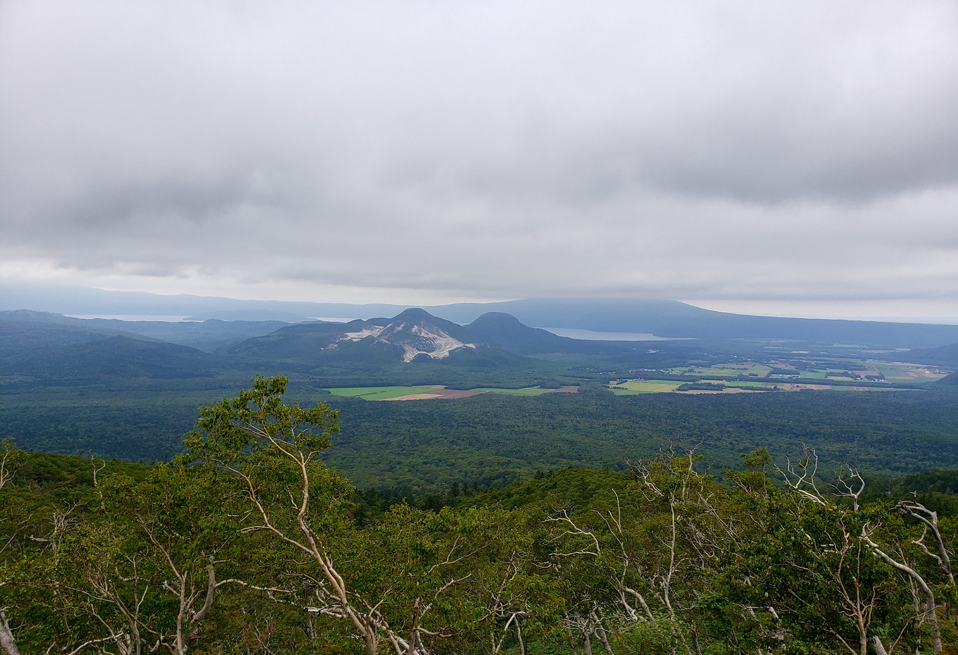 硫黄山(アトサヌプリ)屈斜路湖方面