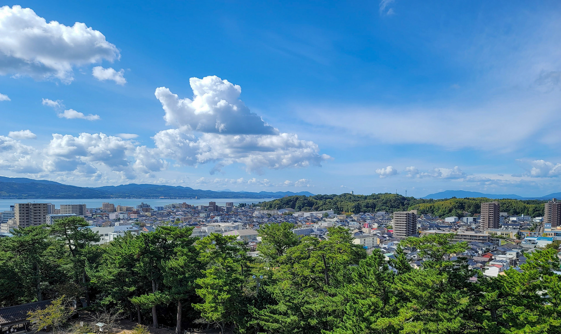 松江城から宍道湖方面の市街地