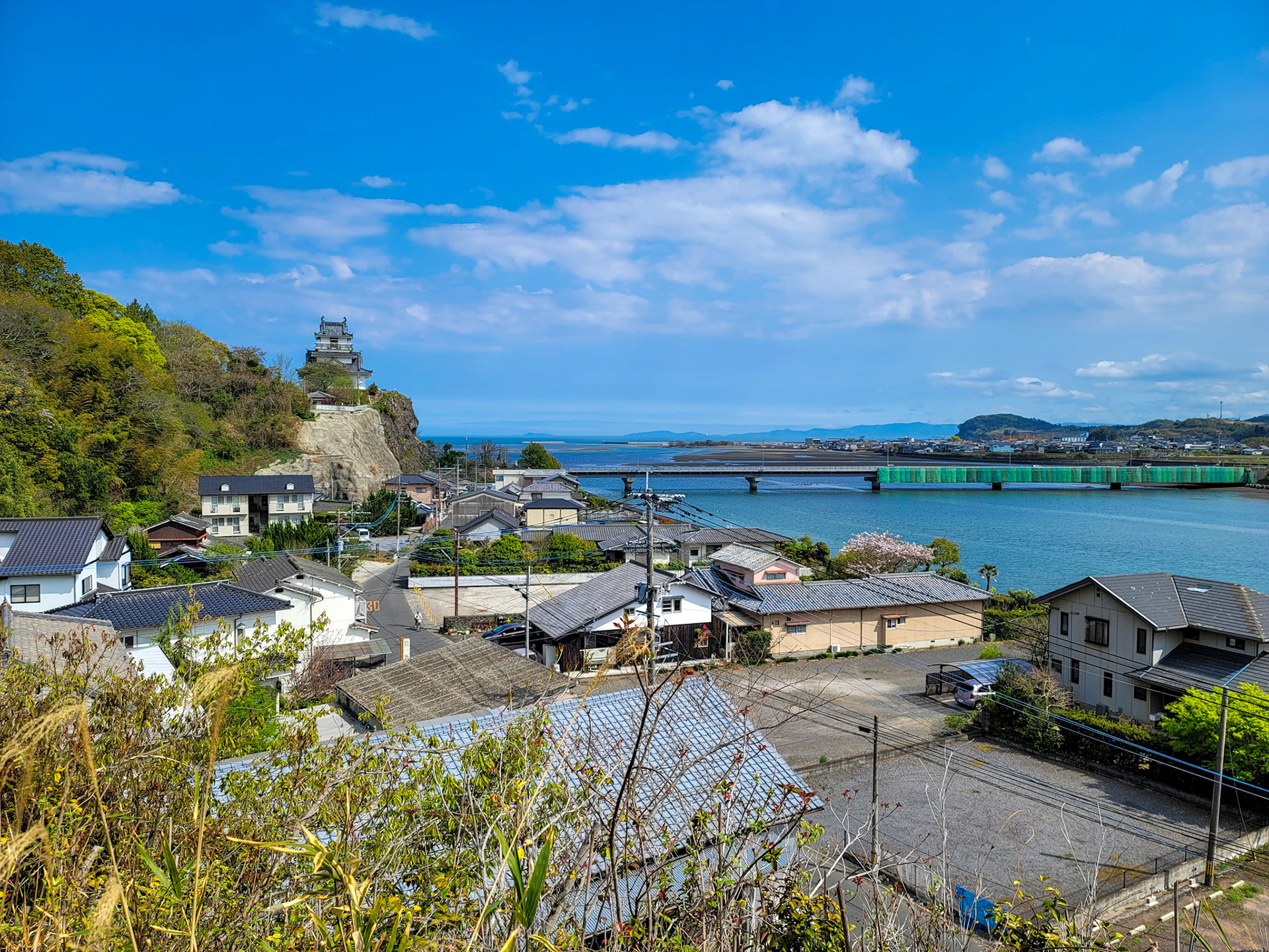 八坂川河口に建つ杵築城