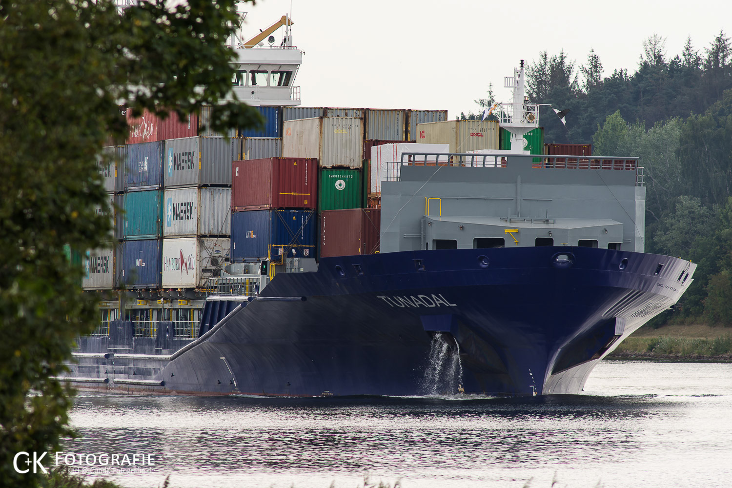 Containerschiff Tunadal im Nord Ostsee Kanal bei Schülp