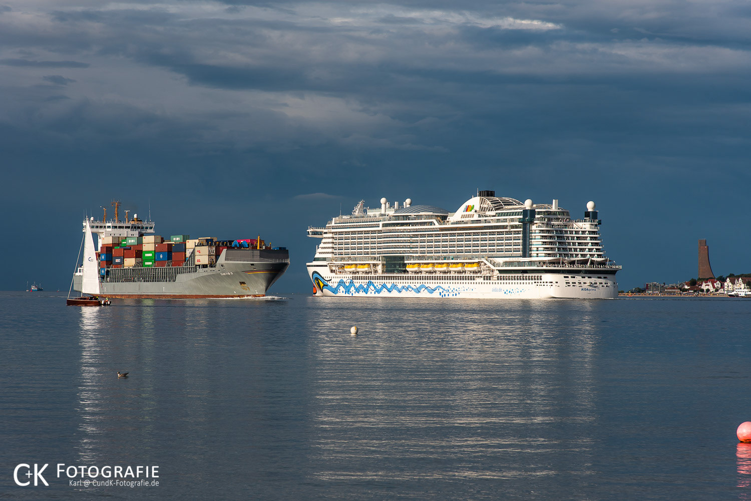 AIDAprima und ein Containerschiff begegnen sich Höhe Laboe