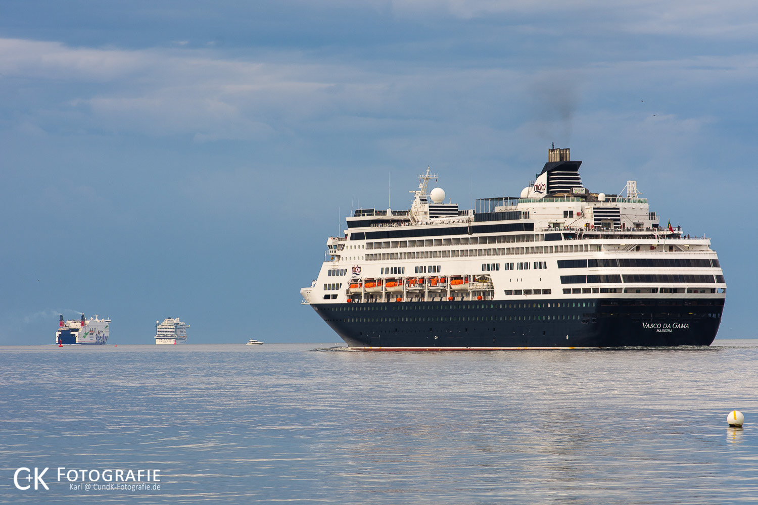 Kreuzfahrtschiff Vasco da Gama folgt den auslaufenden Schiffen auf der Kieler Förde