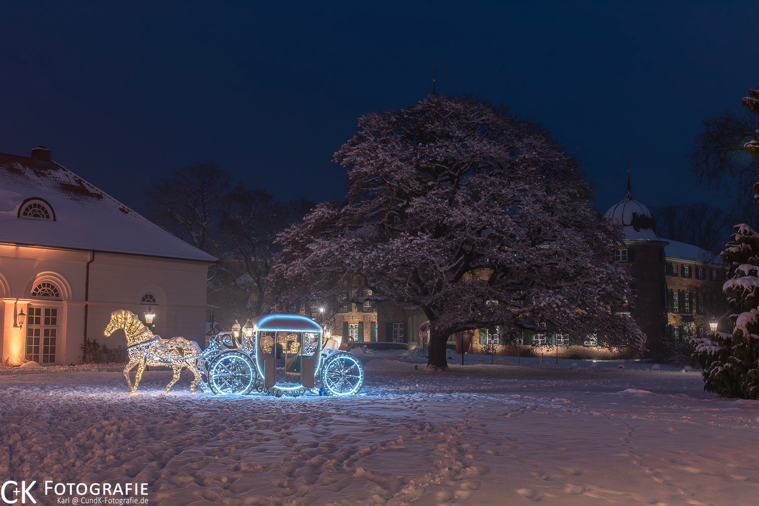 Postkutsche und Schloß