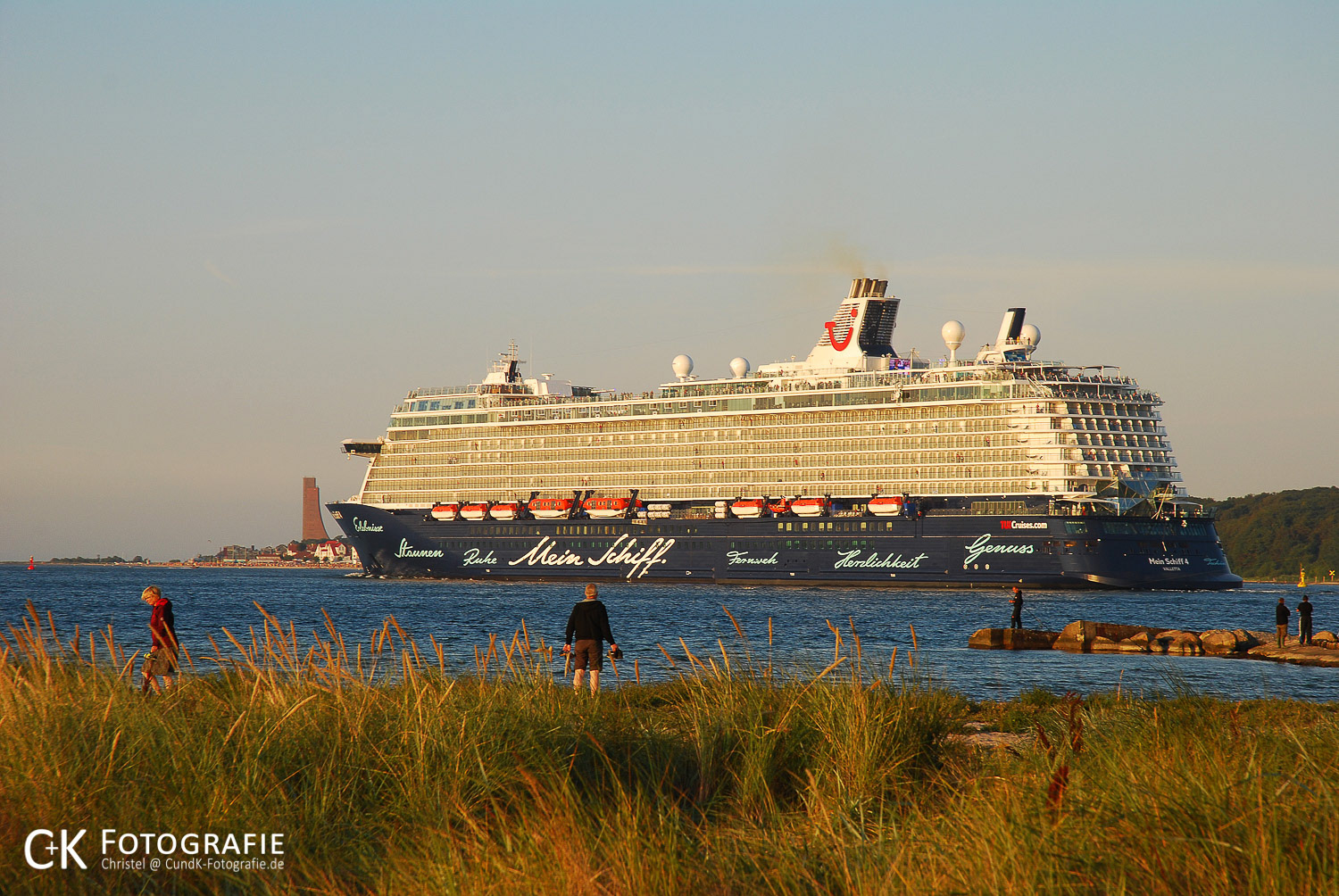 Mein Schiff 4 auslaufend Kiel vor Marine Ehrenmal