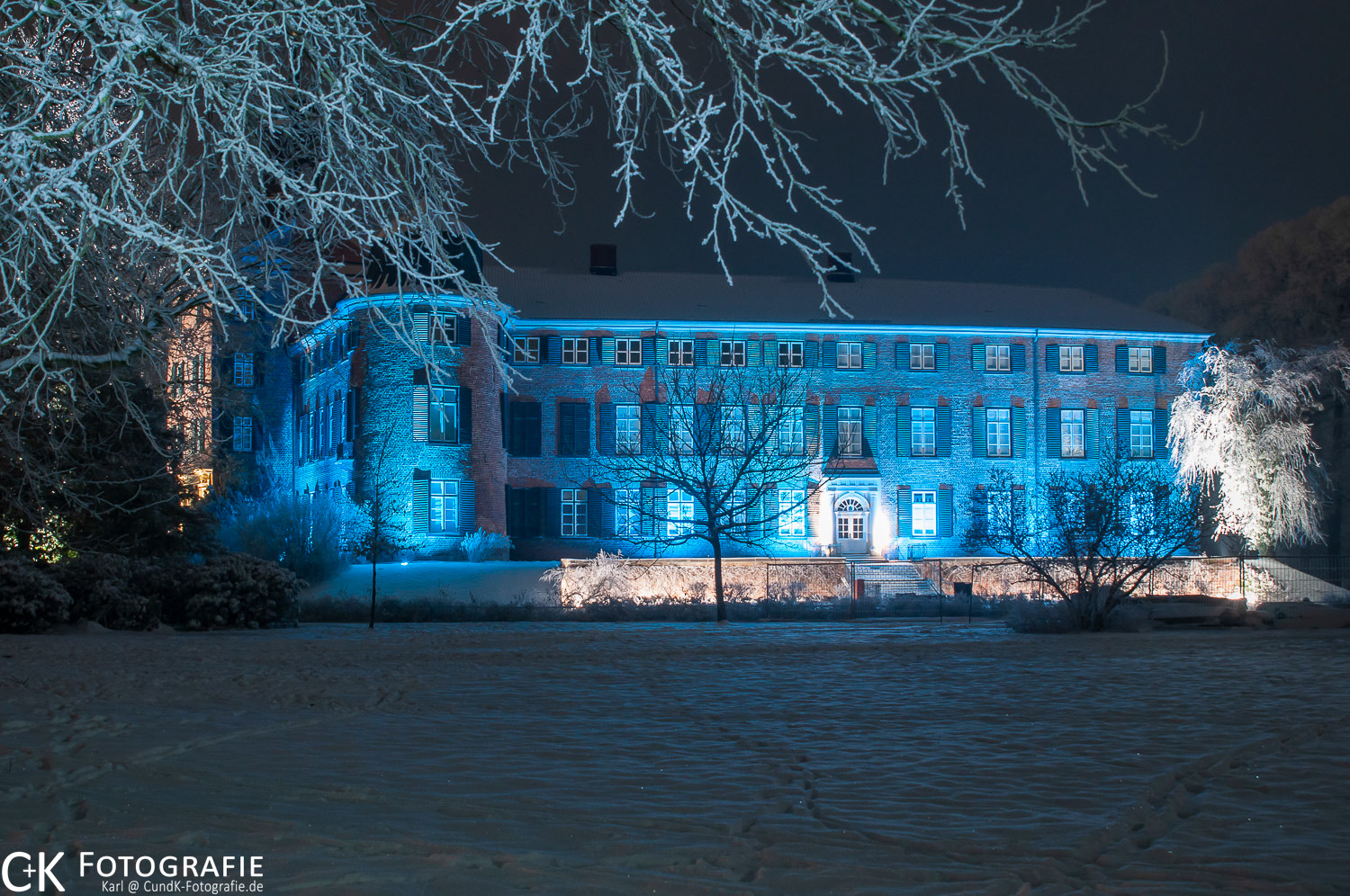 Eutiner Schloß blau angestrahlt