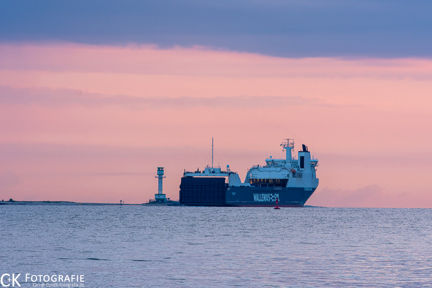 RoRo Schiff im Morgenrot bei Falkenstein