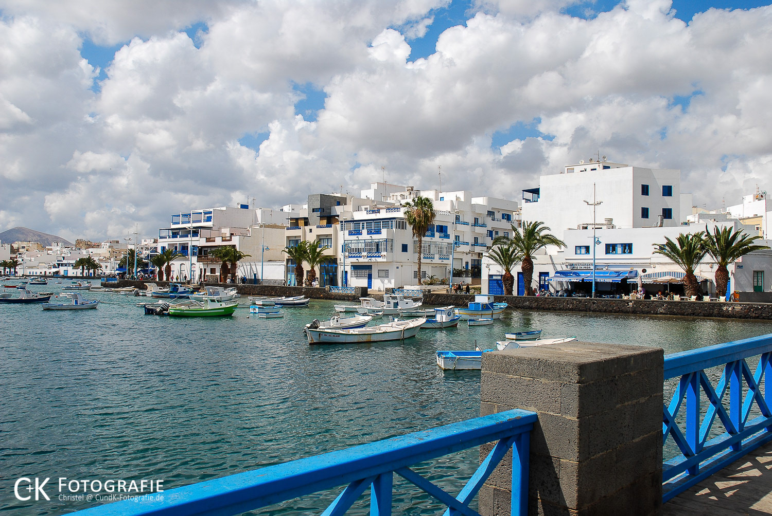 Wolken über dem kleinen Hafen von Arrecife Lanzarote