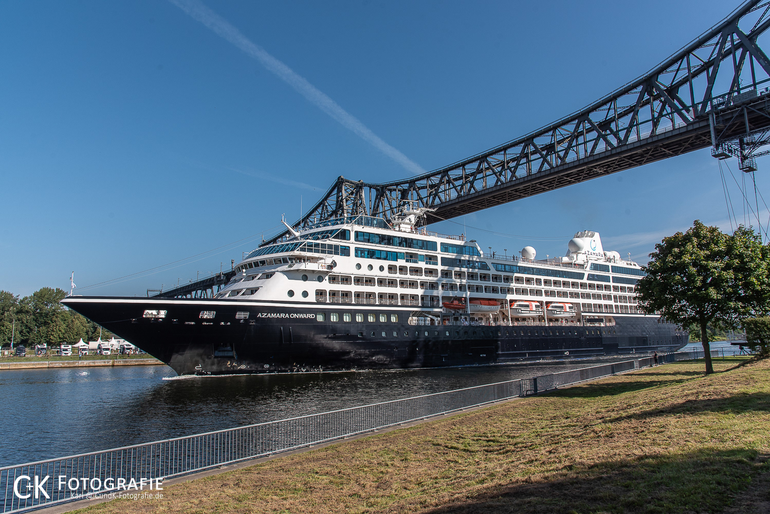Azamara Onward unter Eisenbahn Hochbrücke in Rendsburg