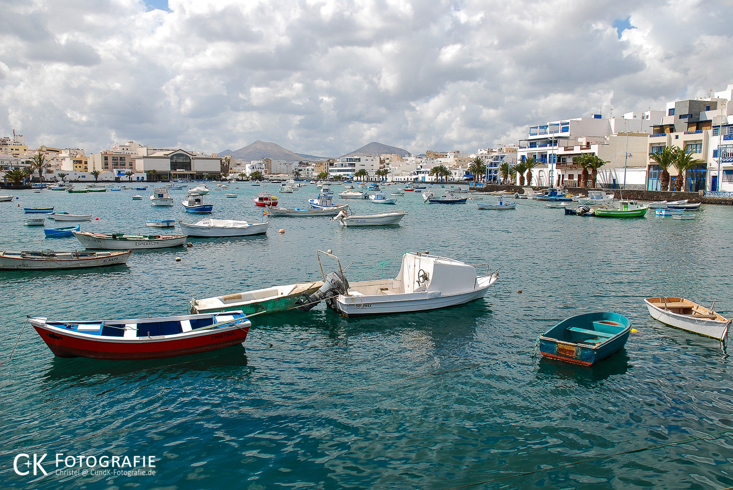 Boote im kleinen Hafen von Arrecife Lanzarote