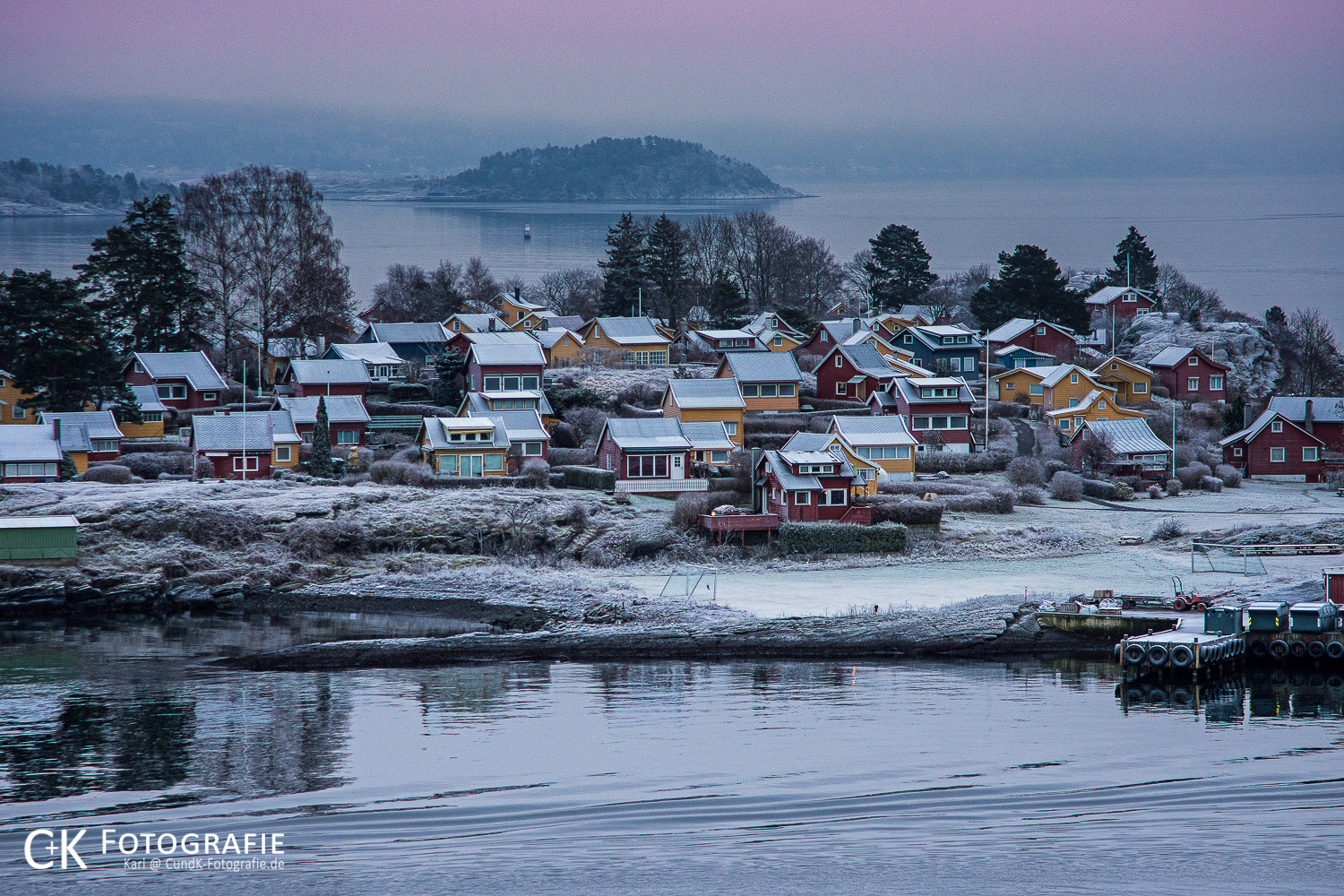 Schneebedeckte Häuser auf einer Schäre im Oslo Fjord