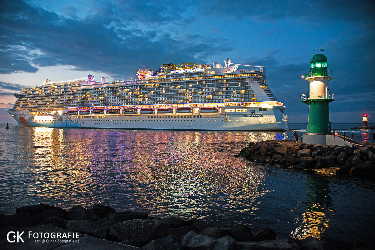 Norwegian Breakaway verläßt Warnemünde Richtung nächtliche Ostsee