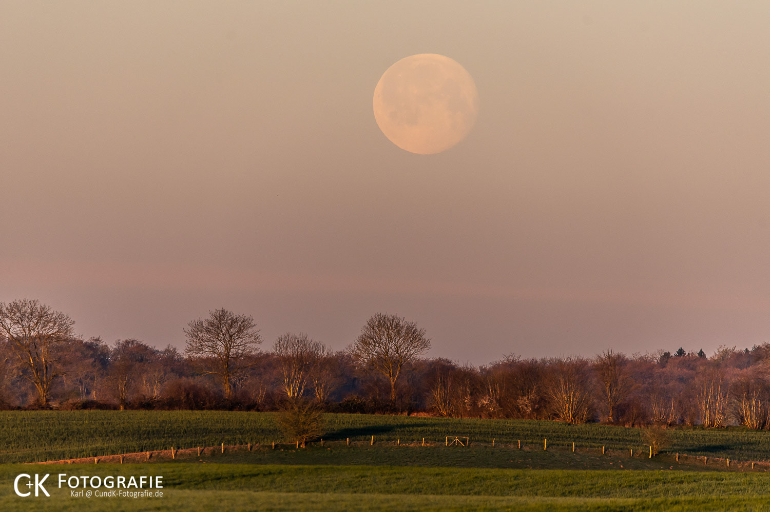 Monduntergang bei Sonnenaufgang