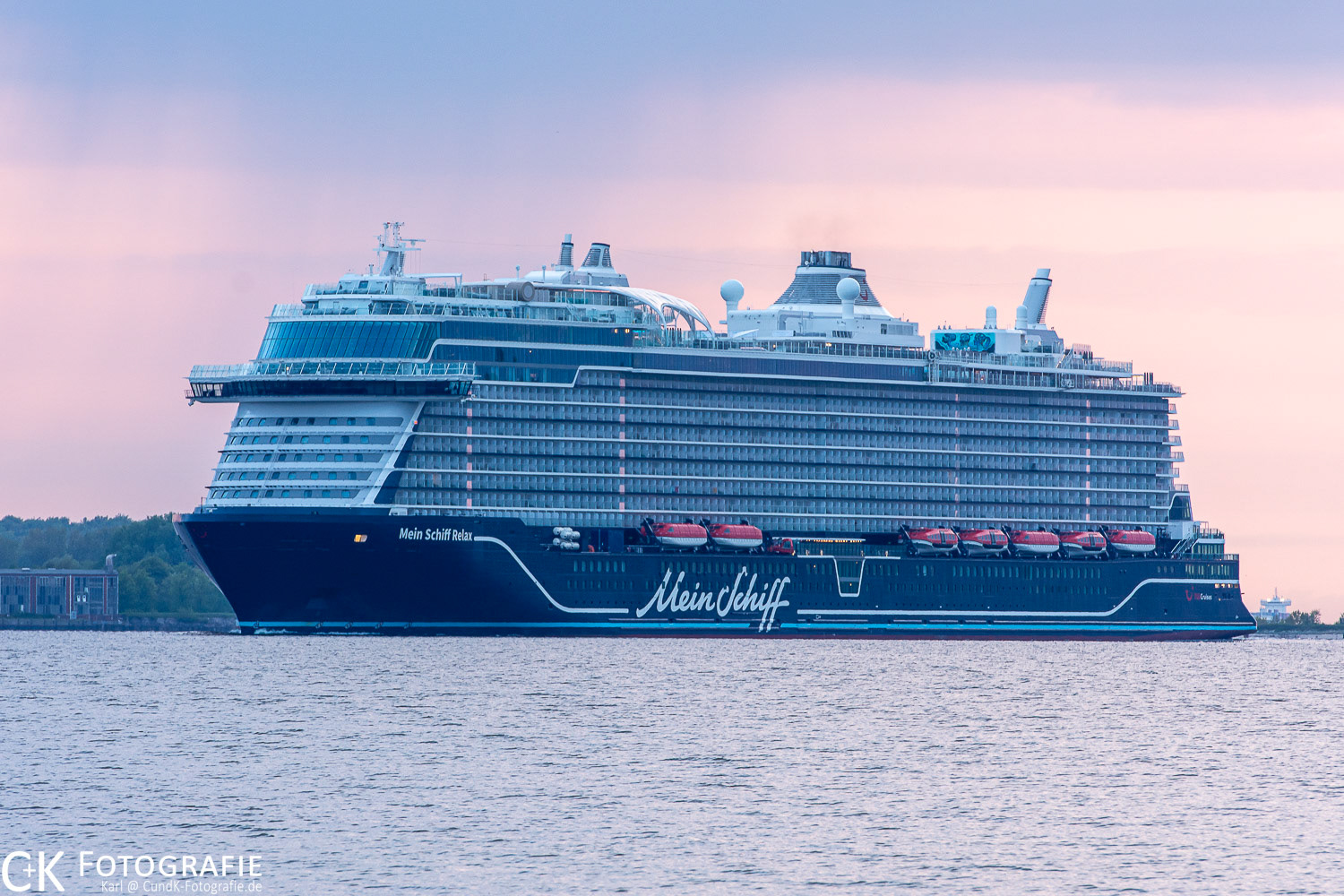Mein Schiff Relax auf der Kieler Förde