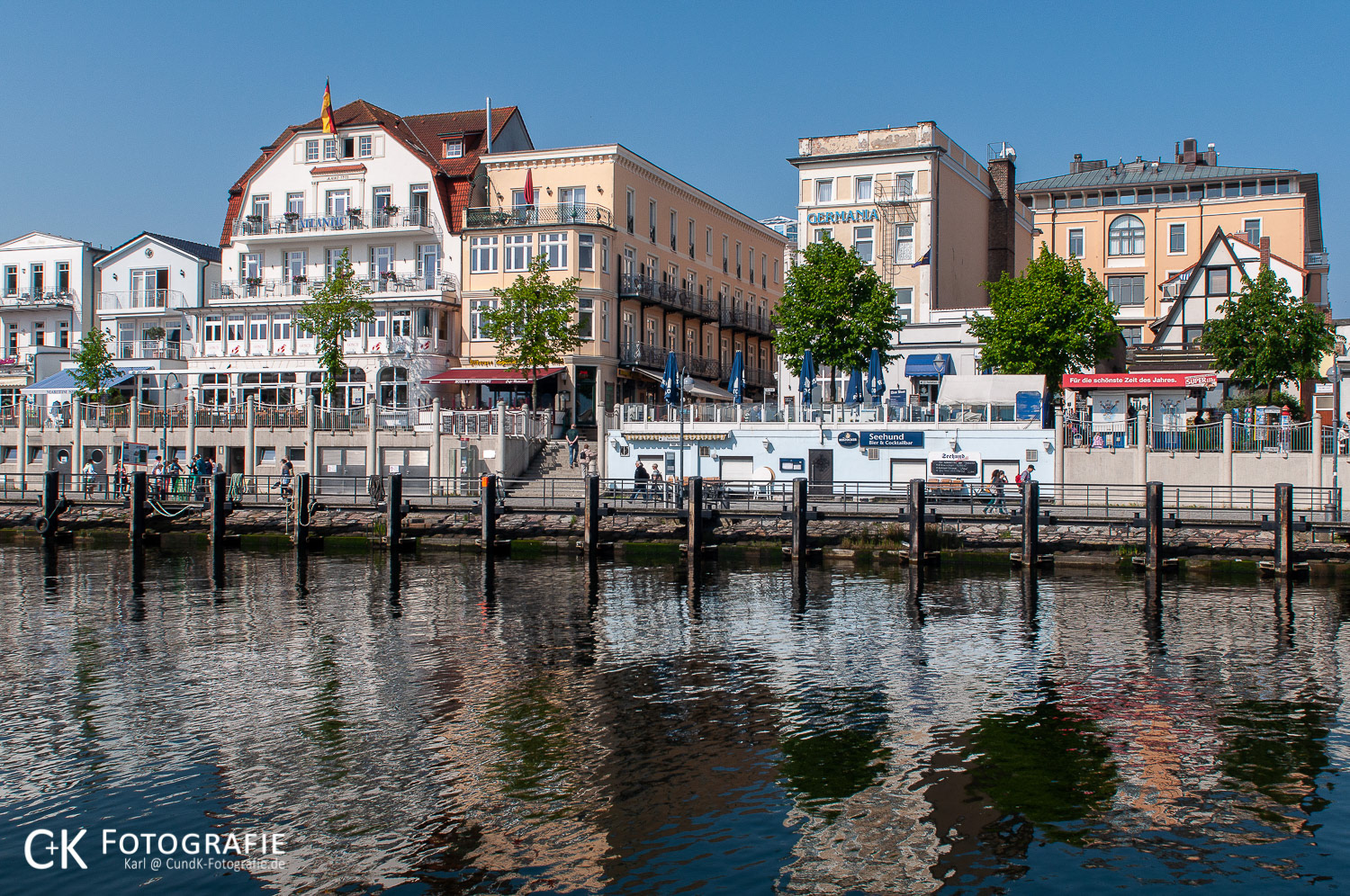 Historische Häuser am Alten Strom in Warnemünde