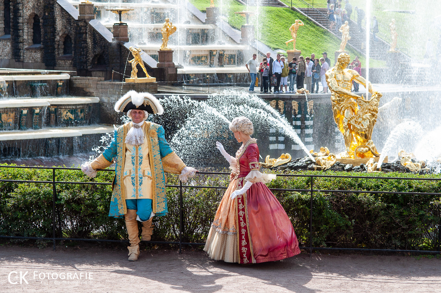 Traditionell gekleidetes Paar am Peterhof in St. Petersburg