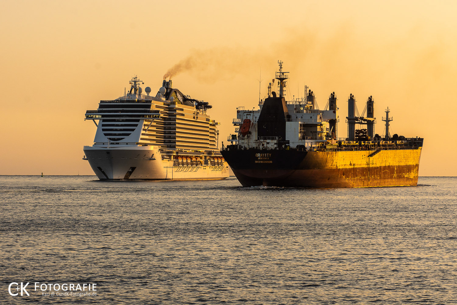 Begegnung der MSC Seaview und Bulker Gravity im Morgenrot auf der Kieler Förde