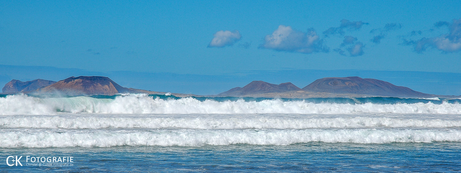 Blick über Wellen nach La Graciosa