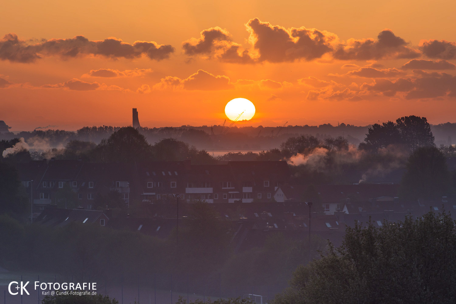 Sonnenaufgang mit Marine Ehrenmal von der Holtenauer Hochbrücke