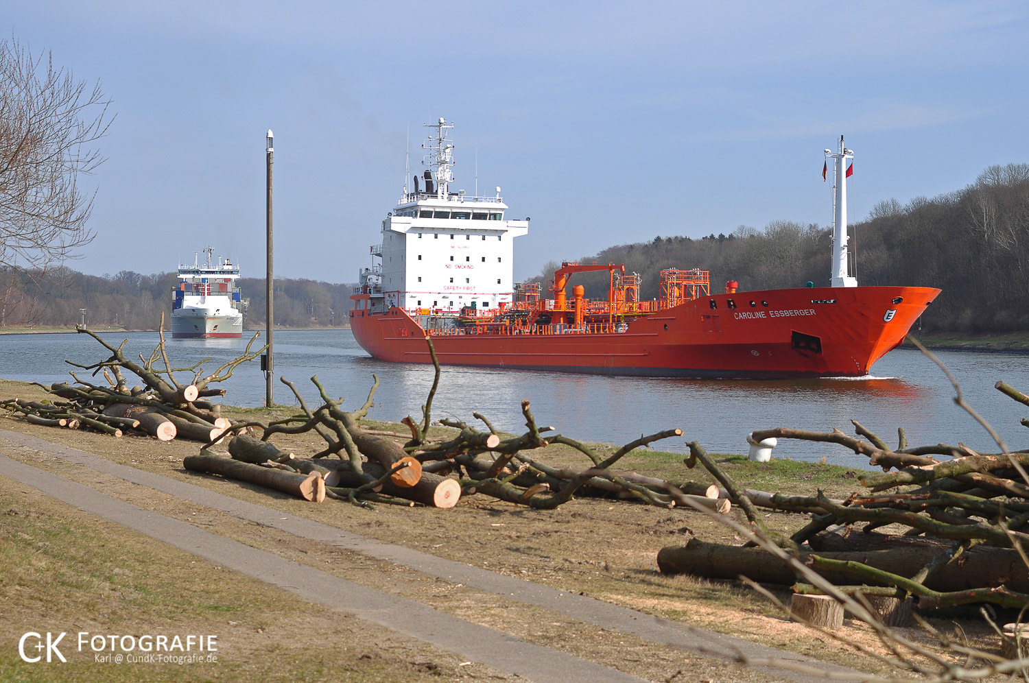 Gastanker im Nord Ostsee Kanal bei Levensau