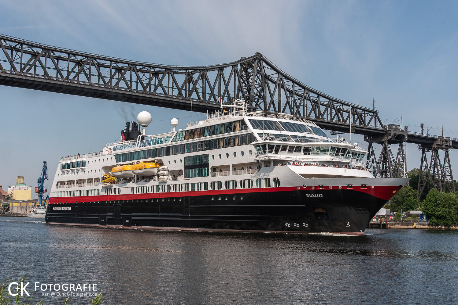 Die Maud von Hurtigruten unter der Rendsburger Eisenbahnbrücke