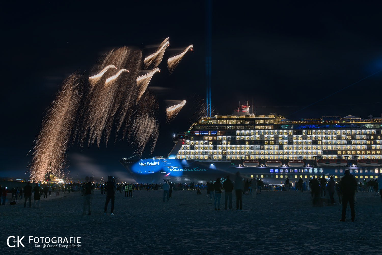Taufe mit Feuerwerk für die Mein Schiff 5 in Travemünde