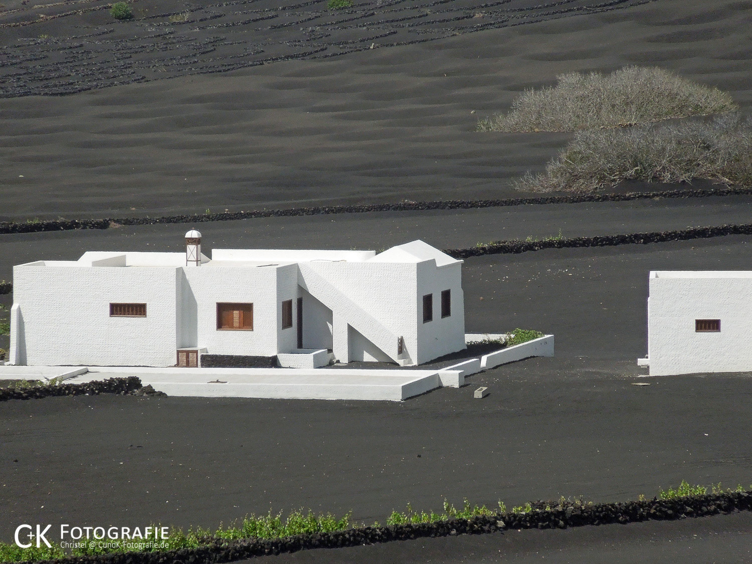 Weißes Haus in schwarzer Lava bei La Geria