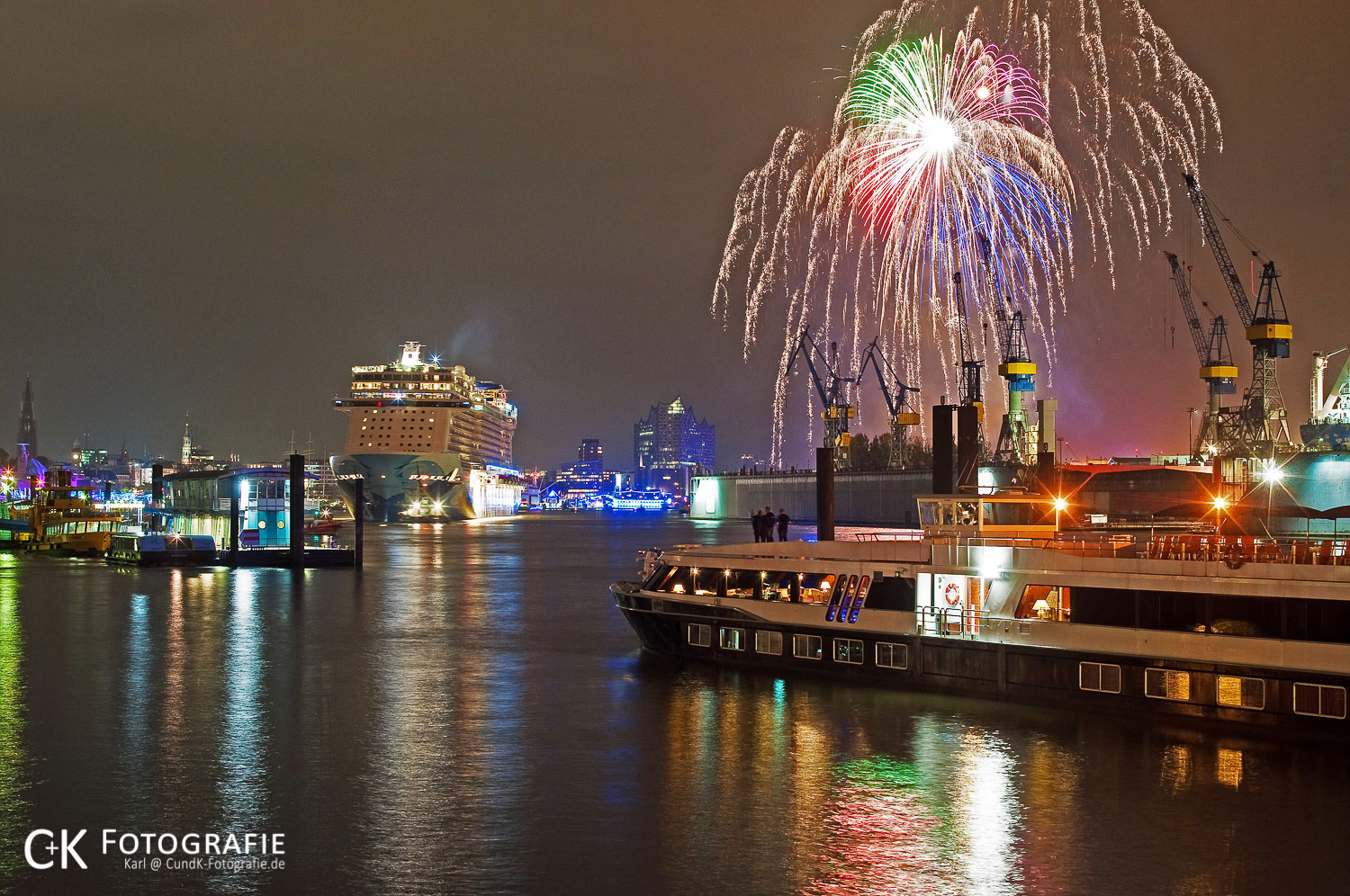 Feuerwerk im Hamburger Hafen für die Jungfernfahrt der Norwegian Escape