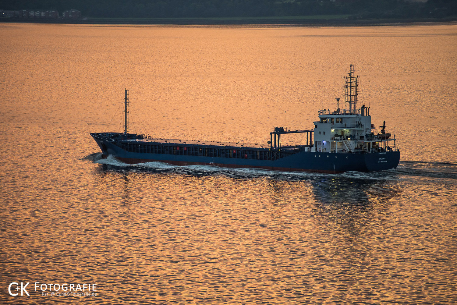 Frachtschiff im Morgenrot im Firth of Clyde vor Greenock