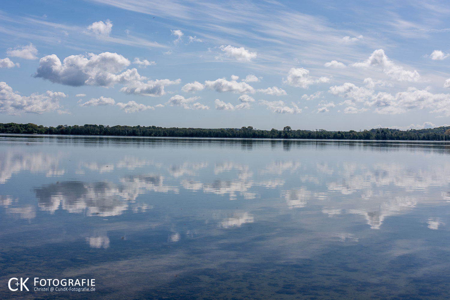 Wolkenspiegelung am Großen Plöner See