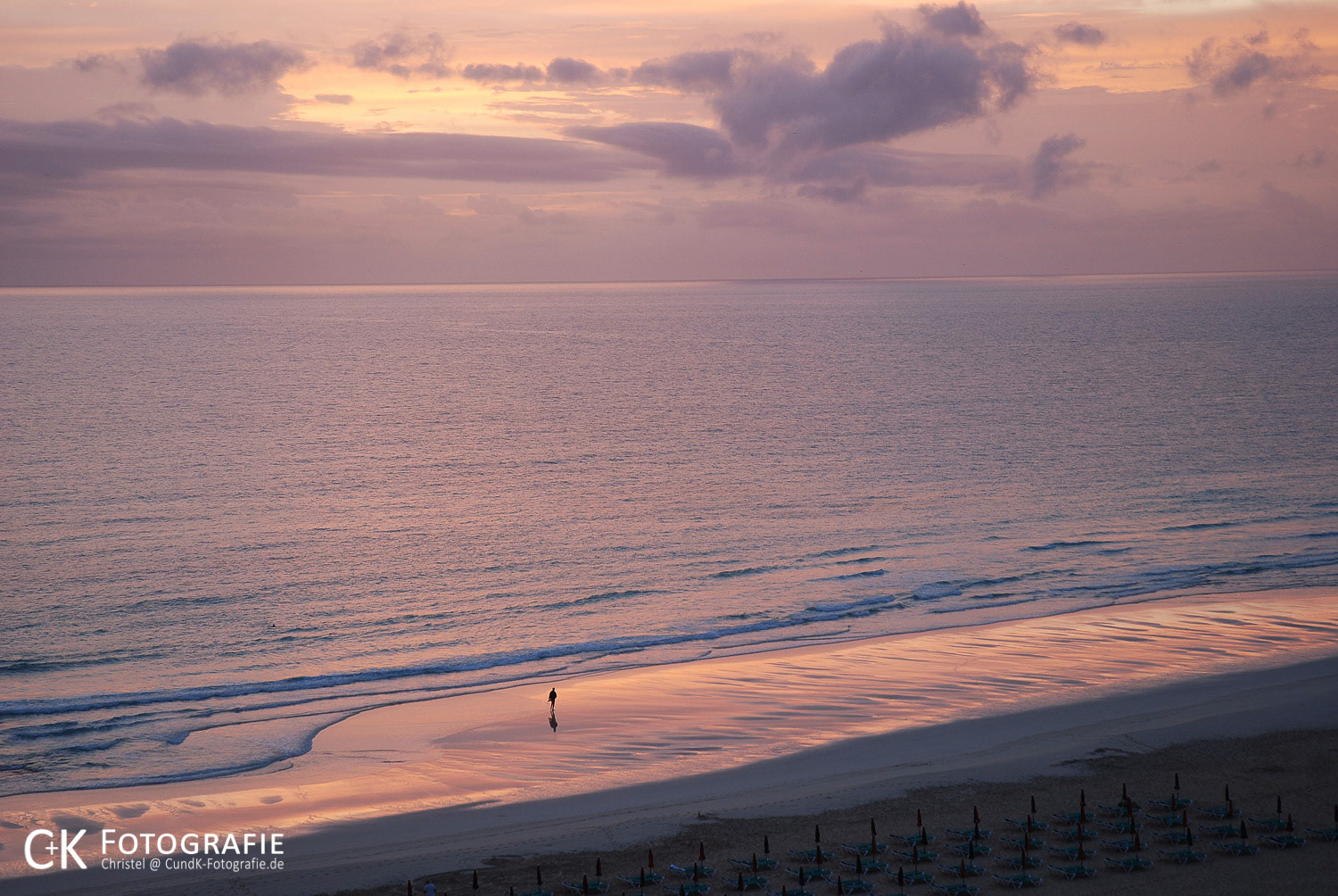 Sonnenaufgang mit Wolken am Atlantik