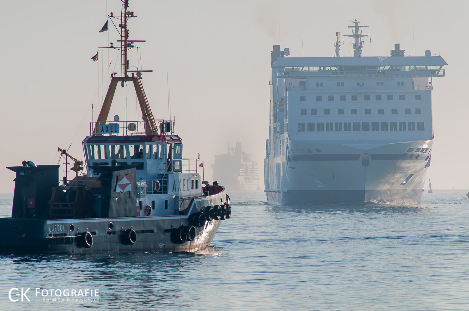 Schlepper Axel erwartet die einlaufenden Schiffe Peter Pan und Queen Elisabeth vor Travemünde