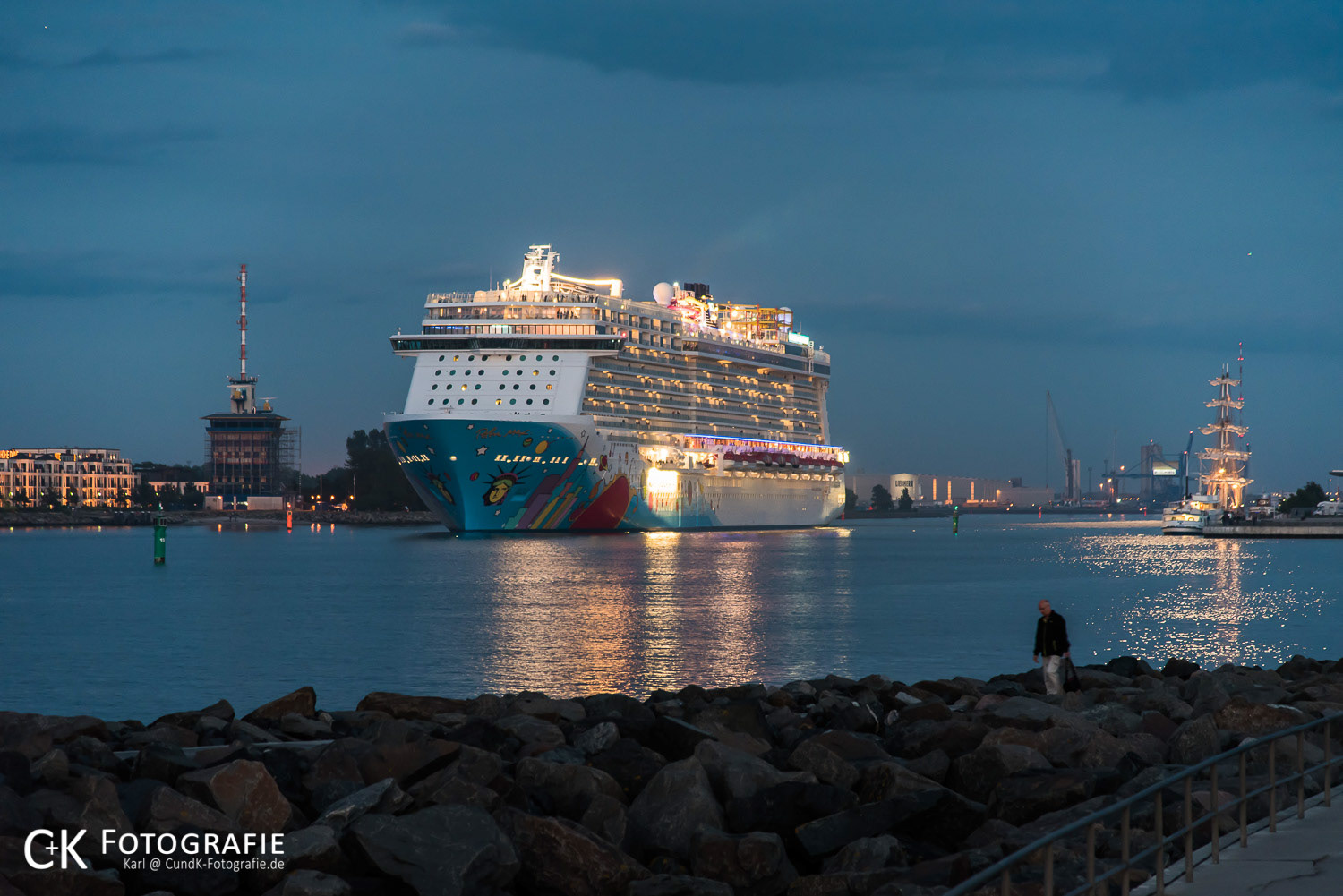 Norwegian Breakaway verläßt Warnemünde am Abend