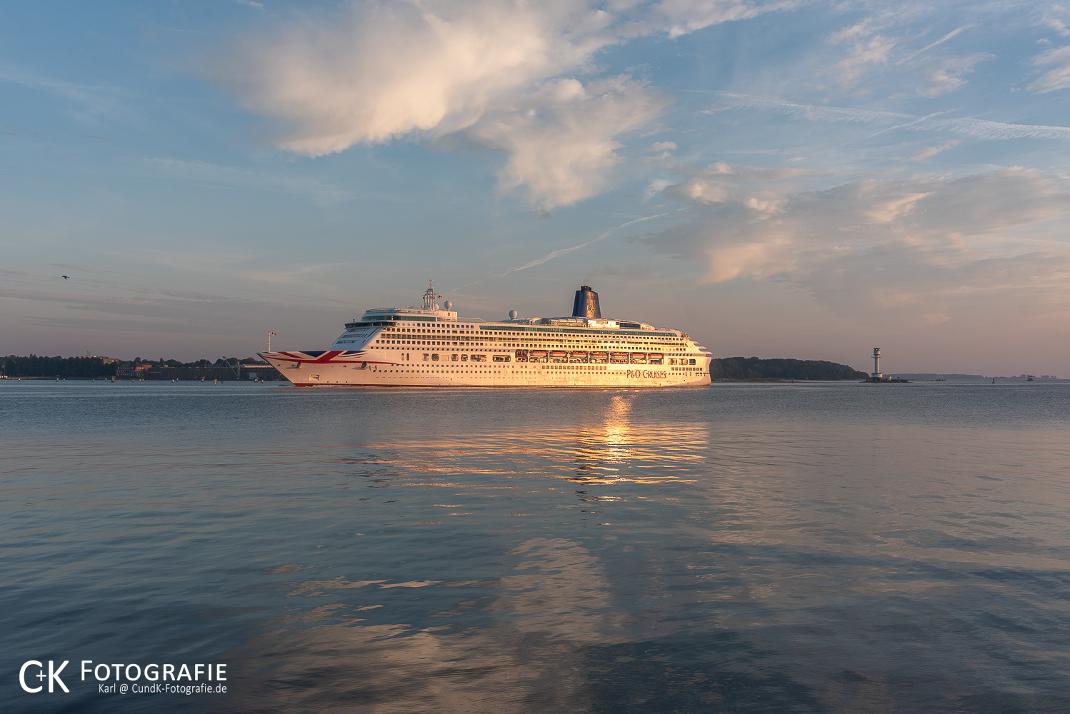 Morgenstimmung mit Kreuzfahrer an der Kieler Förde