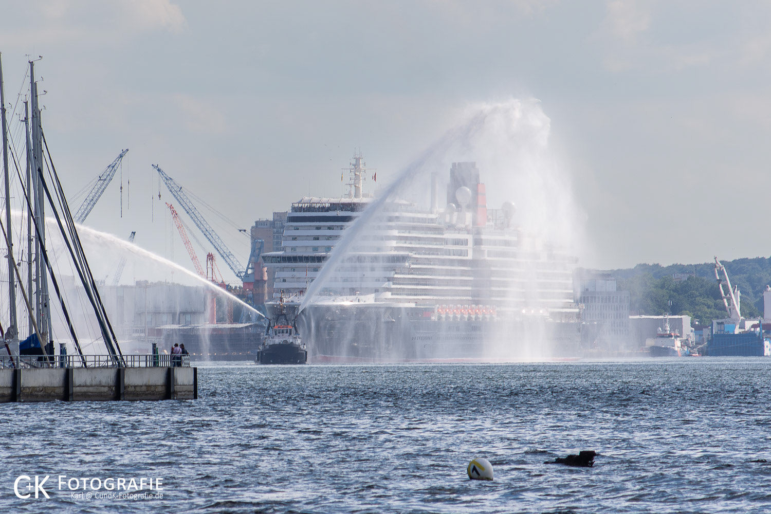 Queen Anne wird nach dem Erstanlauf in Kiel mit Wasserfontänen verabschiedet