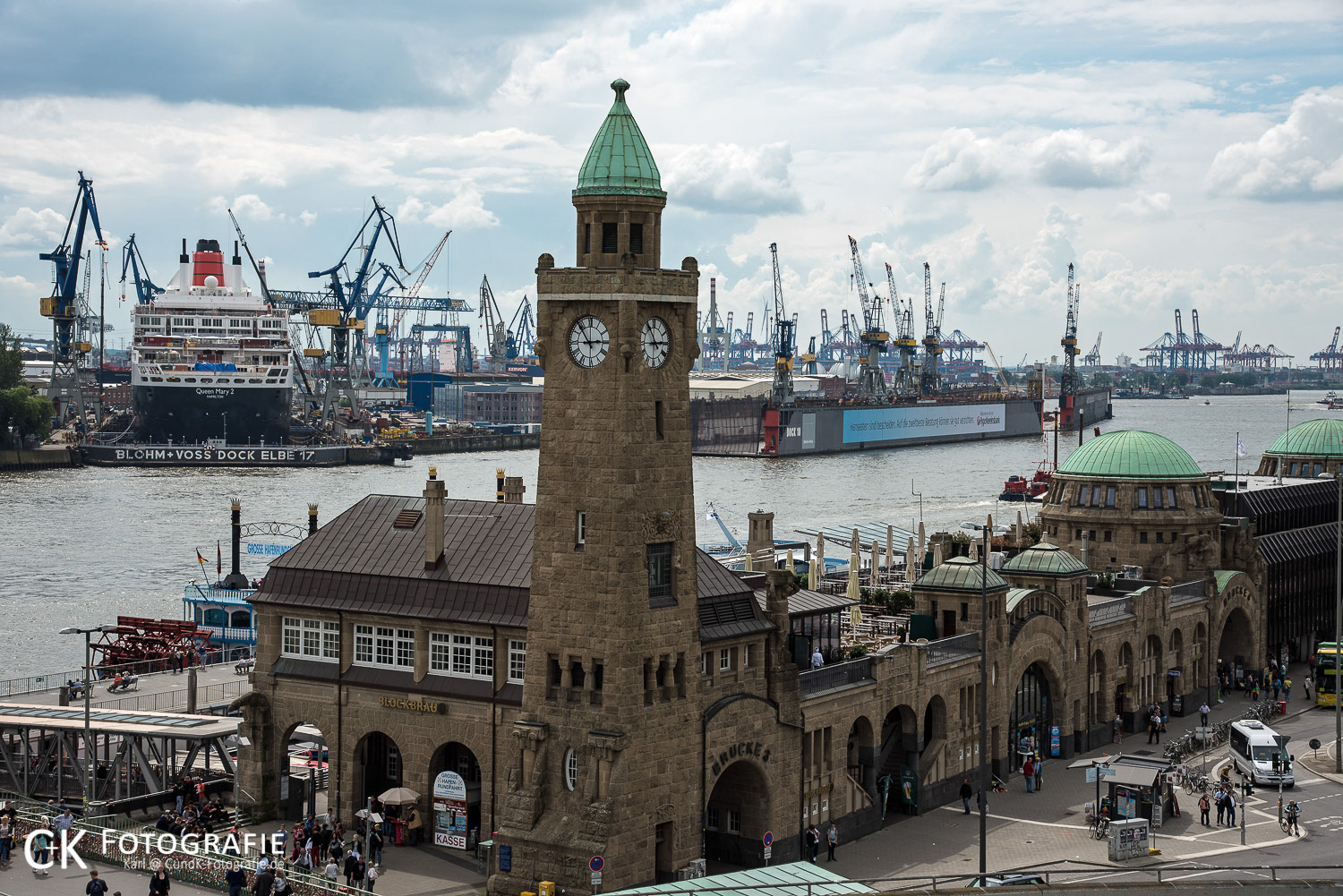 Landungsbrücken mit Blick auf Dock 17 und den Hamburger Hafen
